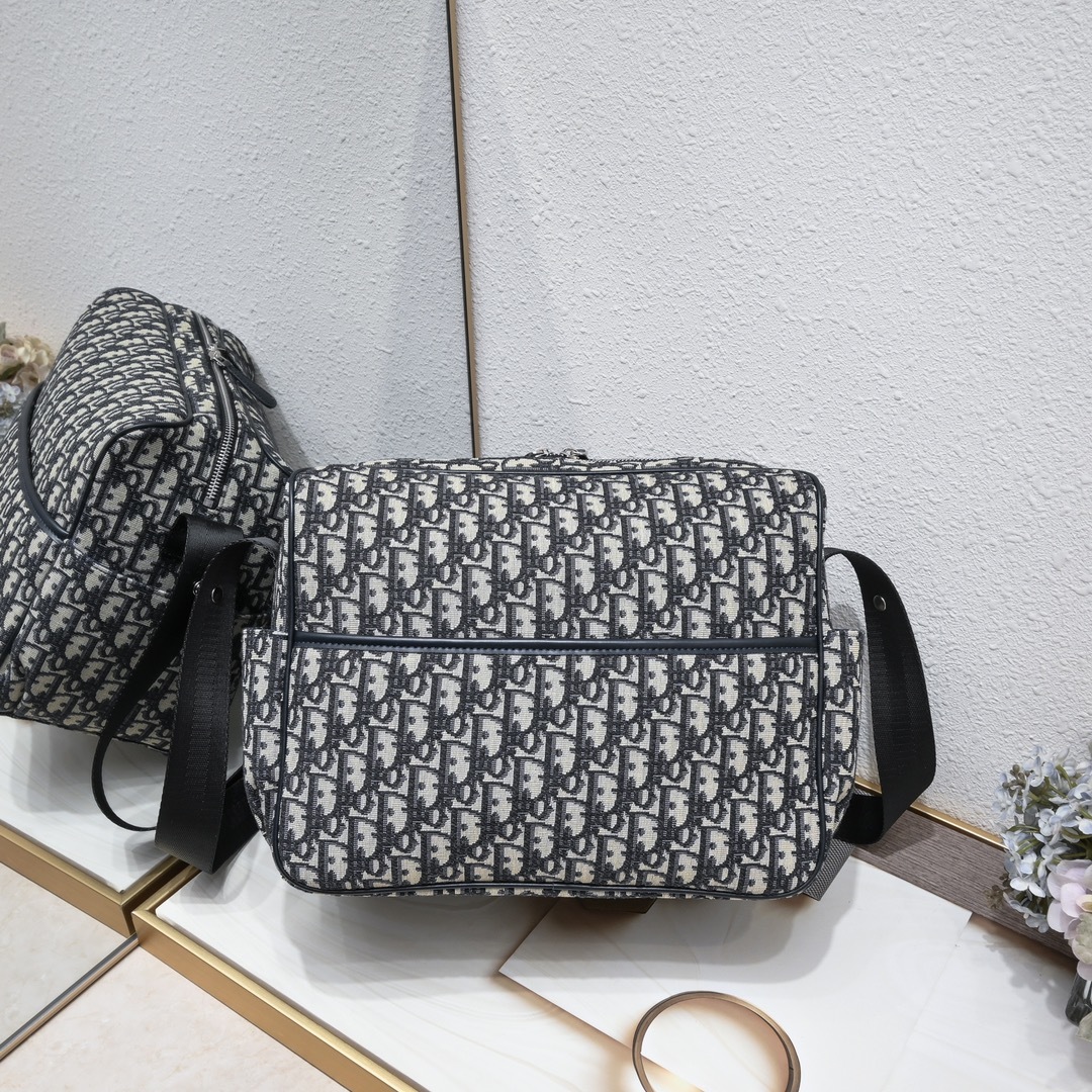 DIOR 斜挎包 🈯️出货 ‼️顶级原版这款母婴换洗包采用标志性的 Oblique 印花帆布制作,为护理