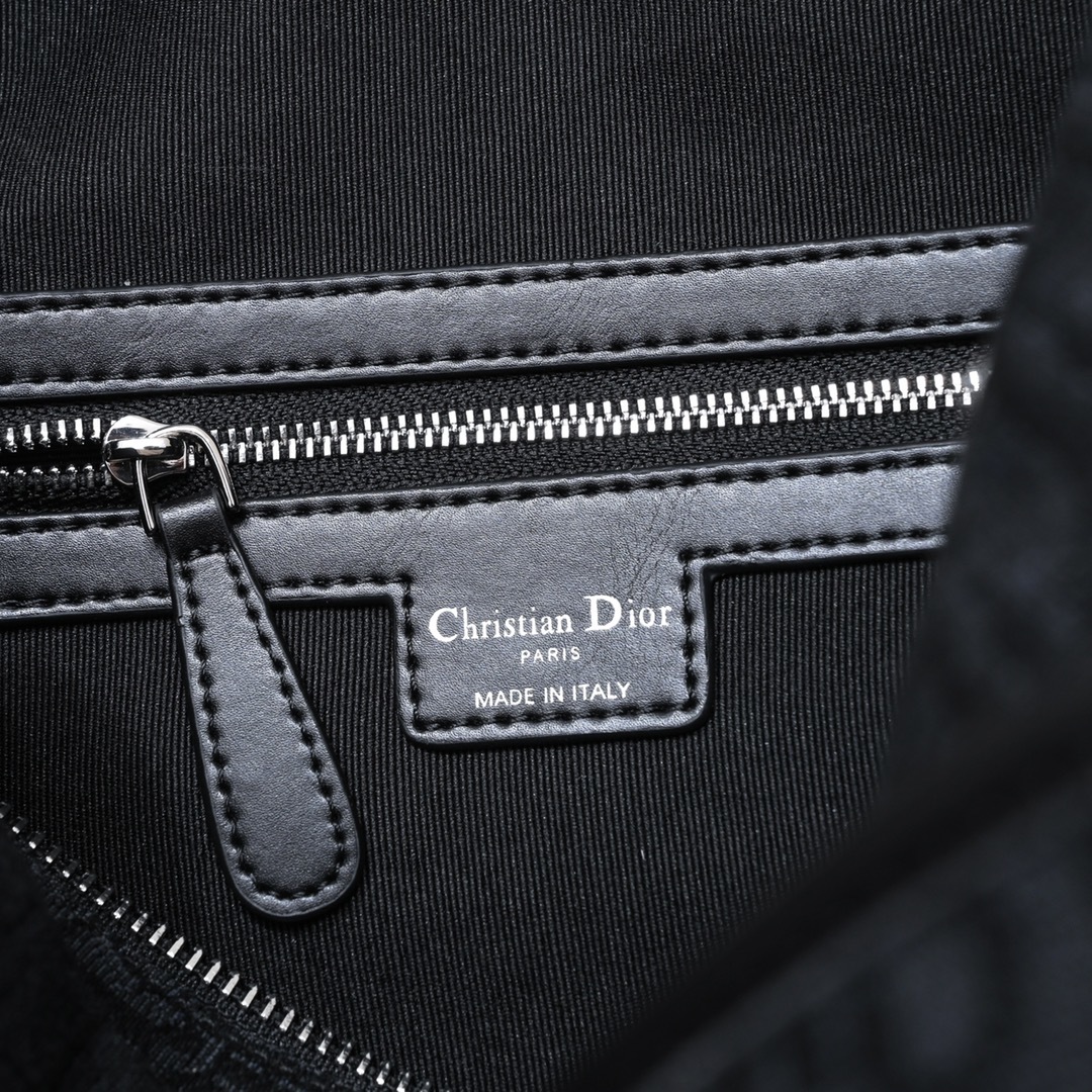DIOR 斜挎包 🈯️出货 ‼️顶级原版这款母婴换洗包采用标志性的 Oblique 印花帆布制作,为护理