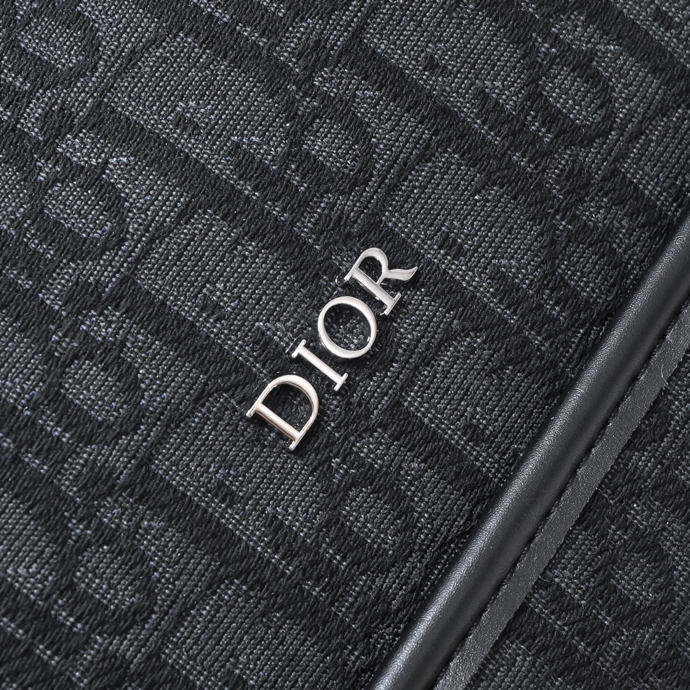 DIOR 斜挎包 🈯️出货 ‼️顶级原版这款母婴换洗包采用标志性的 Oblique 印花帆布制作,为护理