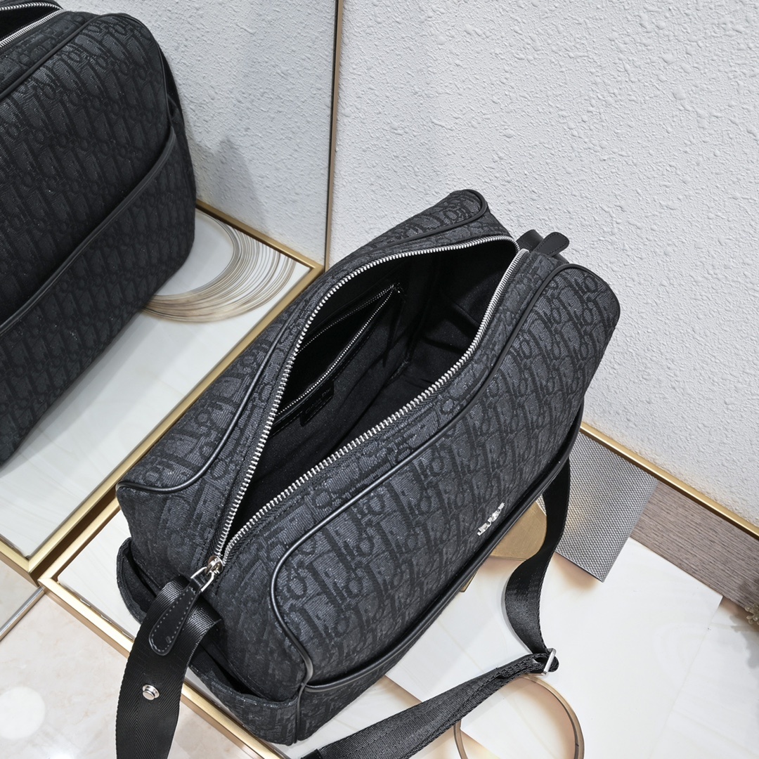 DIOR 斜挎包 🈯️出货 ‼️顶级原版这款母婴换洗包采用标志性的 Oblique 印花帆布制作,为护理
