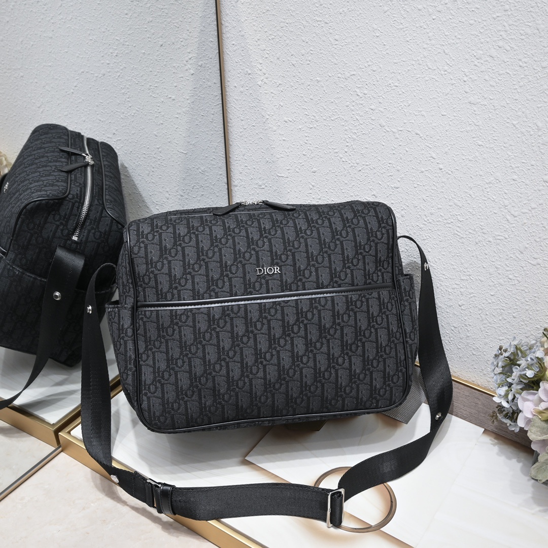 DIOR 斜挎包 🈯️出货 ‼️顶级原版这款母婴换洗包采用标志性的 Oblique 印花帆布制作,为护理
