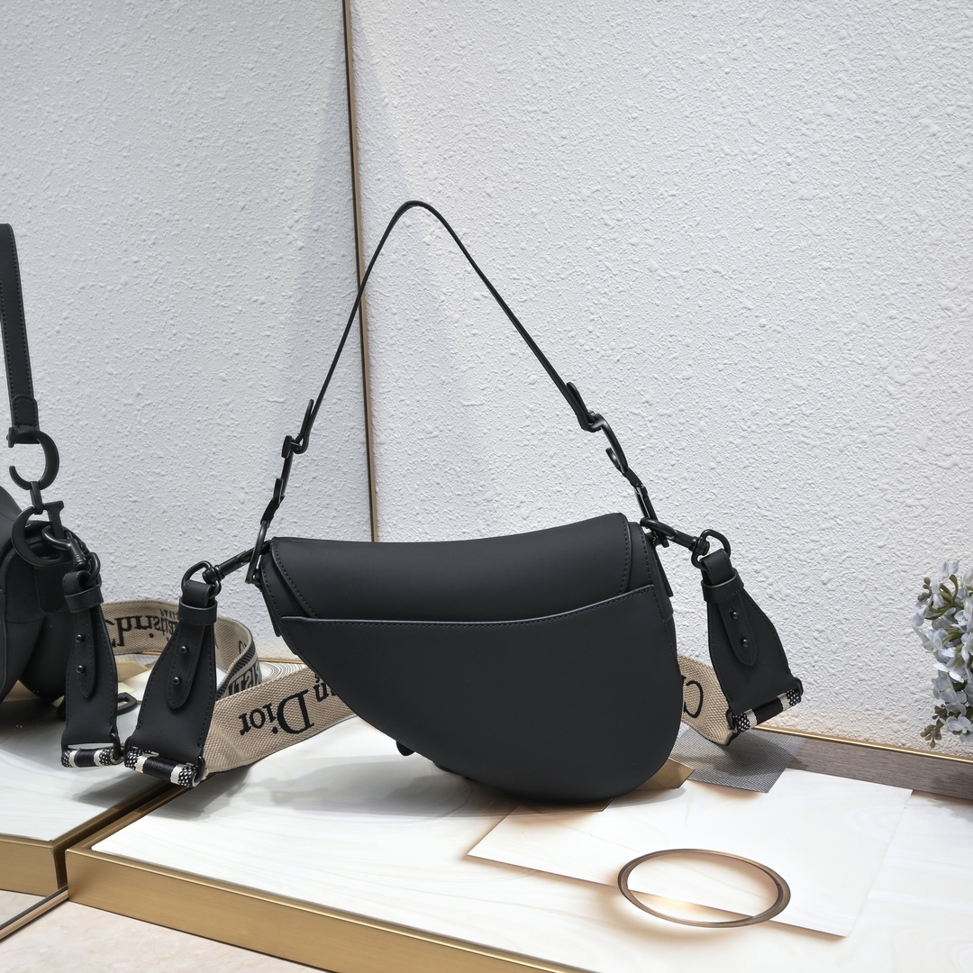 ⚠⚠️⚠️大号 【♥️Dior saddle 磨砂系列 】【配专柜盒子🎁】 大号尺寸:25.5 x 20 x 6.5 ⚠⚠️⚠️大号 【♥️Dior saddle 磨砂系列 】【配专柜盒子🎁】 大号尺寸:25.5 x 20 x 6.5