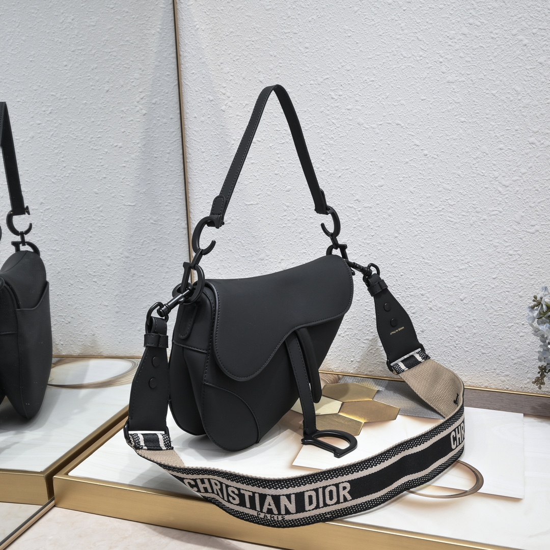 ⚠⚠️⚠️大号 【♥️Dior saddle 磨砂系列 】【配专柜盒子🎁】 大号尺寸:25.5 x 20 x 6.5 ⚠⚠️⚠️大号 【♥️Dior saddle 磨砂系列 】【配专柜盒子🎁】 大号尺寸:25.5 x 20 x 6.5
