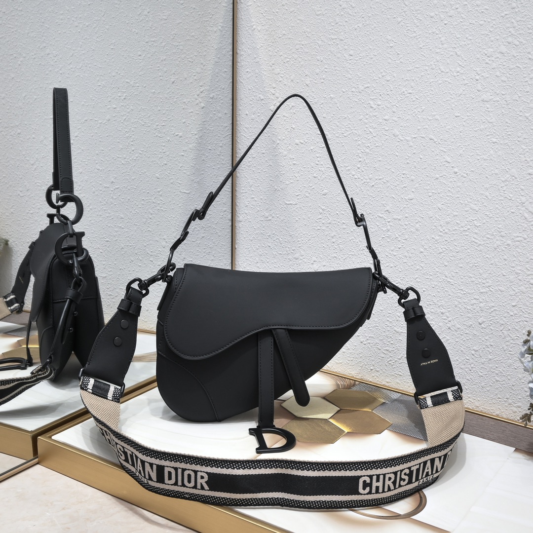 ⚠⚠️⚠️大号 【♥️Dior saddle 磨砂系列 】【配专柜盒子🎁】 大号尺寸:25.5 x 20 x 6.5 ⚠⚠️⚠️大号 【♥️Dior saddle 磨砂系列 】【配专柜盒子🎁】 大号尺寸:25.5 x 20 x 6.5