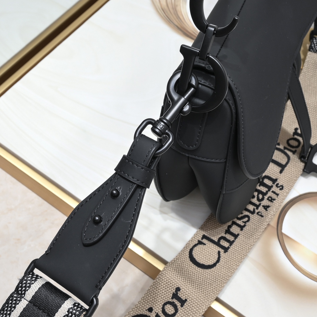 ⚠⚠️⚠️大号 【♥️Dior saddle 磨砂系列 】【配专柜盒子🎁】 大号尺寸:25.5 x 20 x 6.5 ⚠⚠️⚠️大号 【♥️Dior saddle 磨砂系列 】【配专柜盒子🎁】 大号尺寸:25.5 x 20 x 6.5
