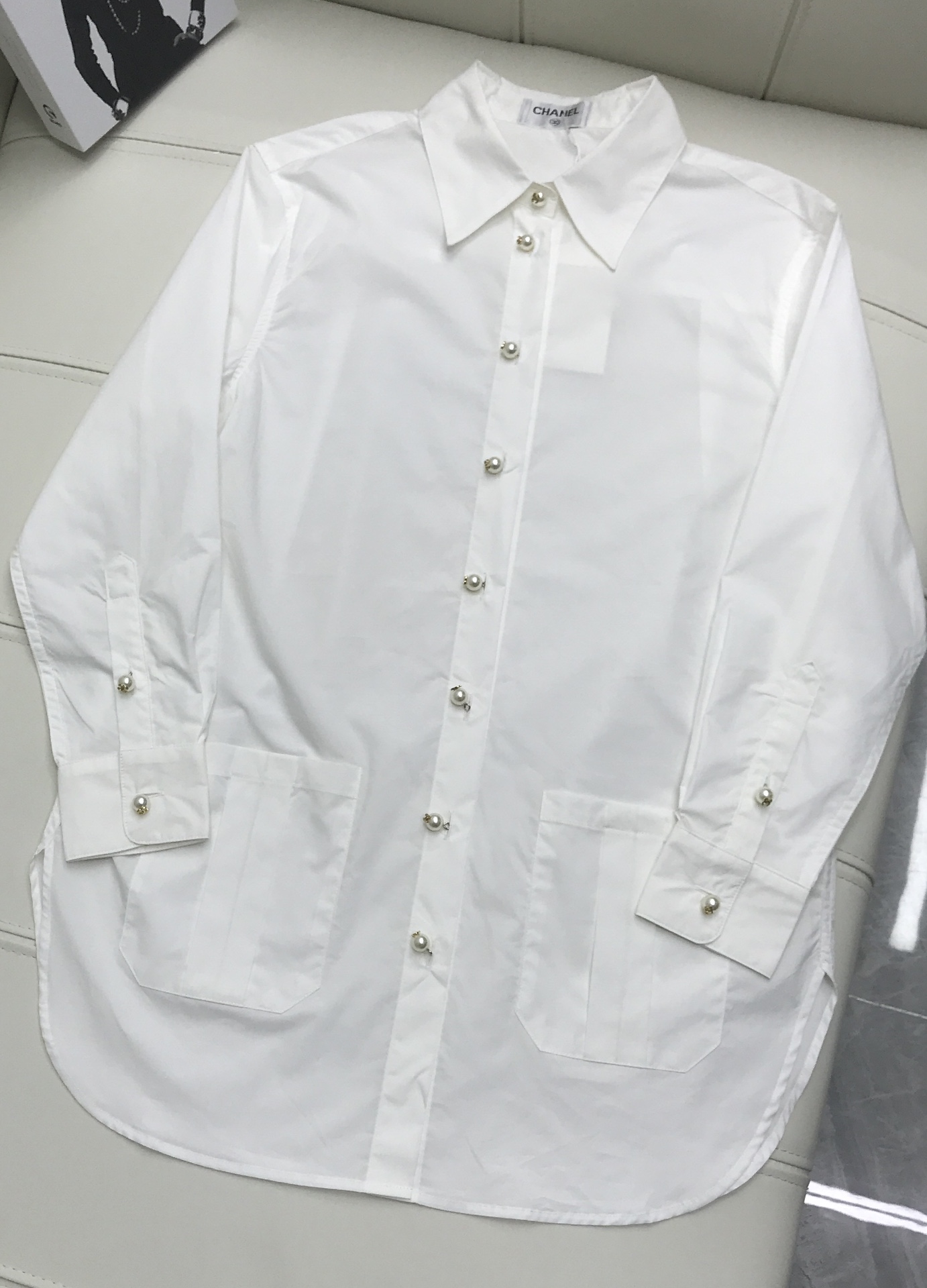 NO:696837,CHANE* New products are on the shelves. Spring and summer series pearl button shirt dress. Made of customized pure cotton fabric. Light and breathable. High-quality ceiling. Lapel design. Mid-length and loose fit ~ good appearance. The upper body is covered and slimming. Double C pearl button decoration for customers. Exquisite and perfect. Comfortable and free wearing experience. Lady temperament. Elegant and gentle. Must-have fragrance~ High version, chanel, skirts, shirts,19860909CHANE* 新品上架 春夏系列珍珠扣衬衫连衣裙 采用定制纯棉面料 轻盈透气 品质天花板 翻领设计 中长款宽松版型～高颜值 上身遮肉显瘦 客供双C珍珠扣装饰 精致完美 穿着体验感舒适自由 名媛气质风 优雅温柔 香粉必入～  高版本,,chanel,skirts,shirts,,Women's clothing