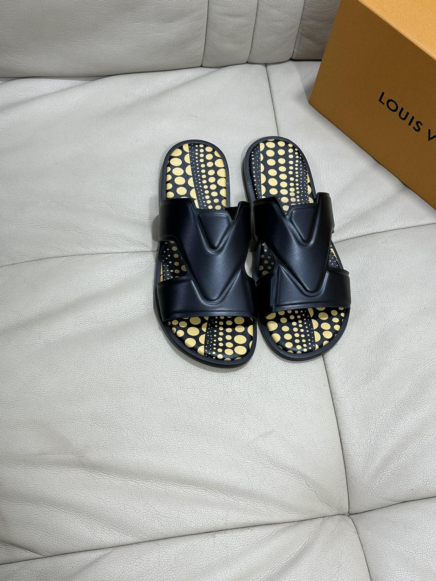 NO:495666,Top Purchase LV Men's Spring and Summer Slippers Counter Synchronized Upper imported cowhide from Italy, high-quality craftsmanship of logo graphics, original sole, original special original sole, exclusive movable molding sole is super comfortable, original order goods, high quality, can enter and exit the counter at will, welcome to compare, size 38-45, slippers, louis vuitton, slippers, cowhide19860909顶级代购 LV 男士春夏拖鞋专柜同步 鞋面意大利进口牛皮面料,标志图形高品质工艺,鞋底原厂特供原版底,独家活动成型底超级舒适,原厂跟单货,高品质,可随意进出专柜,欢迎对比,码数38-45,拖鞋,louis vuitton,slippers,cowhide,Women's Shoes