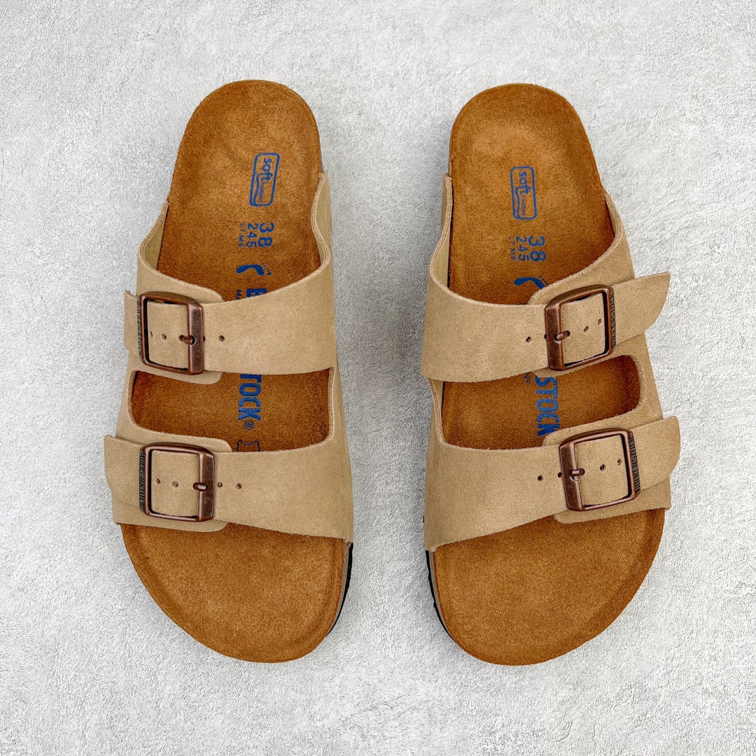 图片[2]-零售💰230 ＃DC Birkenstock Arizona 系列勃肯皮革绒面双扣时尚凉拖鞋 牛皮绒面革质地柔软 搭配可调节鞋扣提升穿着舒适度 人体工学设计分散脚部压力 保护脚踝 软木乳胶鞋床具有一定的收缩性 长时间穿着后能贴合脚型 EVA鞋底回弹性和抗张性力高 具有良好的防震、缓冲性  四季皆宜 柔软的鞋床采用额外的泡沫缓冲层 提供额外的舒适感和全天支撑 全网独家首发 源于德国的严谨工艺  牛巴戎面 中层松木 EVA 三层组合大底 优质牛皮面料五金扣 出口订单 尺码：35-44 编码：by2936030-运动鞋