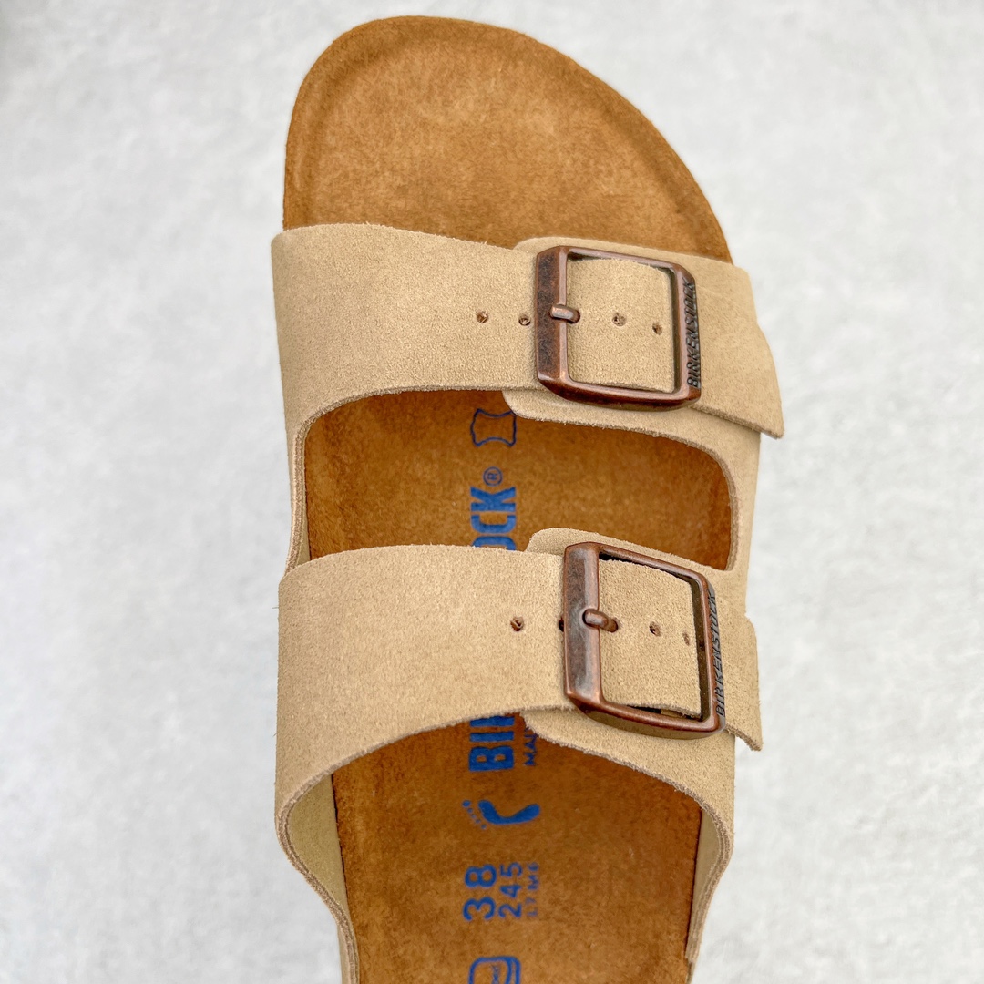 图片[4]-零售💰230 ＃DC Birkenstock Arizona 系列勃肯皮革绒面双扣时尚凉拖鞋 牛皮绒面革质地柔软 搭配可调节鞋扣提升穿着舒适度 人体工学设计分散脚部压力 保护脚踝 软木乳胶鞋床具有一定的收缩性 长时间穿着后能贴合脚型 EVA鞋底回弹性和抗张性力高 具有良好的防震、缓冲性  四季皆宜 柔软的鞋床采用额外的泡沫缓冲层 提供额外的舒适感和全天支撑 全网独家首发 源于德国的严谨工艺  牛巴戎面 中层松木 EVA 三层组合大底 优质牛皮面料五金扣 出口订单 尺码：35-44 编码：by2936030-运动鞋