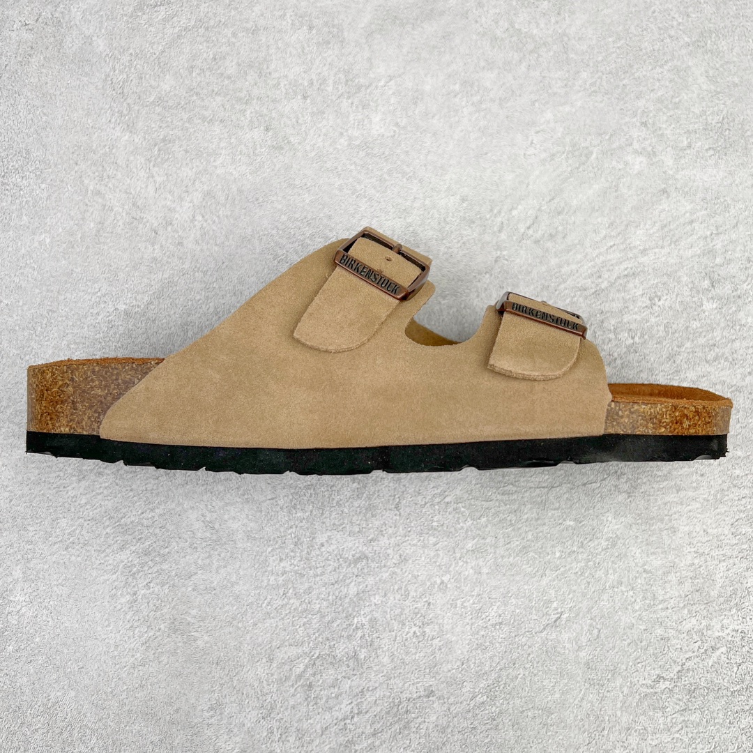 零售💰230 ＃DC Birkenstock Arizona 系列勃肯皮革绒面双扣时尚凉拖鞋 牛皮绒面革质地柔软 搭配可调节鞋扣提升穿着舒适度 人体工学设计分散脚部压力 保护脚踝 软木乳胶鞋床具有一定的收缩性 长时间穿着后能贴合脚型 EVA鞋底回弹性和抗张性力高 具有良好的防震、缓冲性  四季皆宜 柔软的鞋床采用额外的泡沫缓冲层 提供额外的舒适感和全天支撑 全网独家首发 源于德国的严谨工艺  牛巴戎面 中层松木 EVA 三层组合大底 优质牛皮面料五金扣 出口订单 尺码：35-44 编码：by2936030-运动鞋