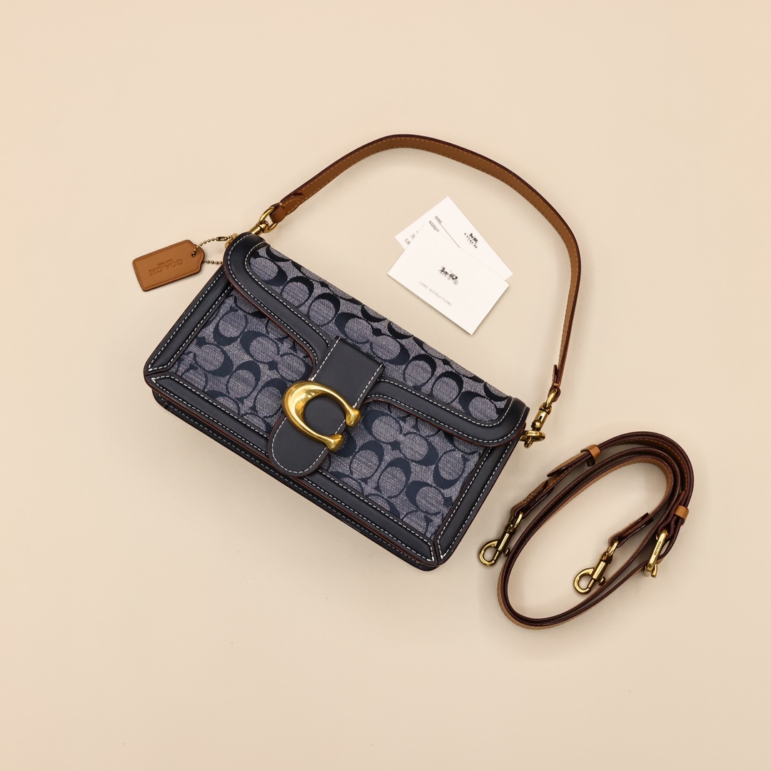 蔻驰香布蕾酒神包💰300 独有的午夜蓝,给人以深邃寂静的恬逸感受,Tabby独有的铜色金属“C”扣,满满的复古情怀,配有长肩带可以斜背、腋下背,内饰空间格局清晰,分层容纳,通勤旅行绝佳伴侣。 规格:26*15*7.5cm