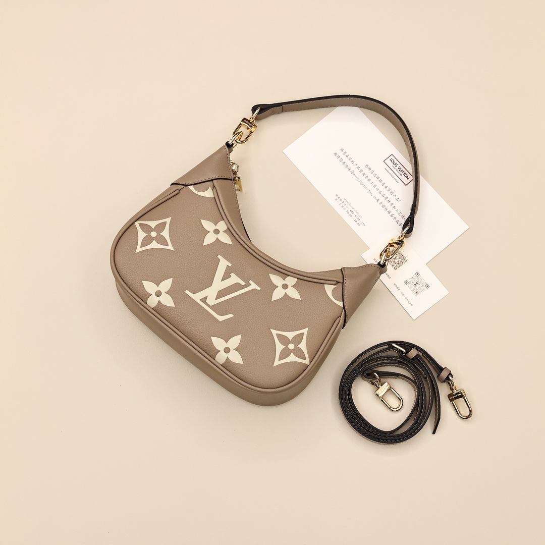 Lv Bagatelle腋下包 (大象灰) 适合夏天的必备单品,搭配一根手提短带/一根细长肩带,都可拆卸,粒面压纹牛皮,搭配同色麂皮内里,质感很好,通勤旅游都非常nice. 规格:24*18*7cm