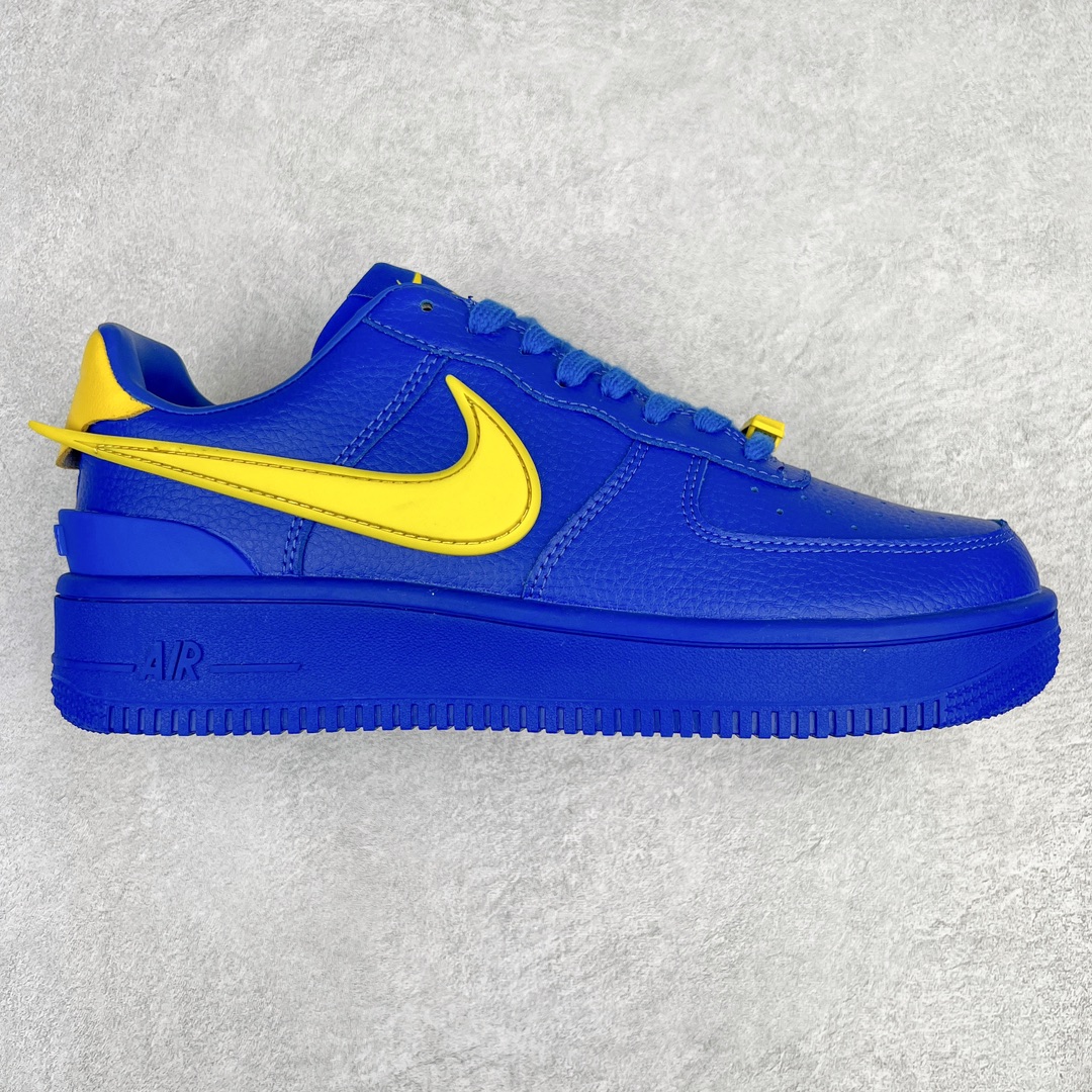 ＃福利特价 AMBUSH x NK Air Force 1 Low 空军一号宽底版系列低帮百搭休闲运动板鞋 联名大钩 DV3464 在 Yoon Ahn 的职权范围内 AMBUSH 已经确立了自己在日本街头服饰生态系统中的主要地位 同时通过 Air Adjust Force 和一系列 Dunks 的合作帮助 他们最近在美国的东亚印记显着扩大 预计将在这个假期首次亮相 该品牌现在将其人才带入 Air Force 1，这是这两个群体年轻的四年关系中的第一次 除了之前看到的“白/黑”AF1 后者的结构始终采用优质工具 鞋面采用高端滚纹皮革 而 AMBUSH 品牌的鞋跟夹和加长的摩托车尾管 Swooshes 为下面所示的包覆设计注入了个性 相对于标志性的“三重黑”美学 深黑色产品享有上述色调的完全色调处理 除了它的中足格纹和上鞋舌品牌 它用清爽的白色细节和镀铬杜布拉斯照亮了漆黑的整体 “皇家蓝”锚定了从鞋垫到第二套服装不间断鞋底单元的所有东西 而与上述相同的装饰 - 包括鞋跟标签 - 以名义上的黄色阴影结束 尺码：36 36.5 37.5 38 38.5 39 40 40.5 41 42 42.5 43 44 44.5 45-选品中心
