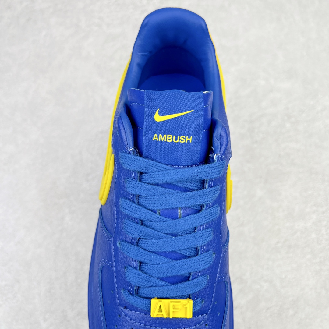 图片[5]-＃福利特价 AMBUSH x NK Air Force 1 Low 空军一号宽底版系列低帮百搭休闲运动板鞋 联名大钩 DV3464 在 Yoon Ahn 的职权范围内 AMBUSH 已经确立了自己在日本街头服饰生态系统中的主要地位 同时通过 Air Adjust Force 和一系列 Dunks 的合作帮助 他们最近在美国的东亚印记显着扩大 预计将在这个假期首次亮相 该品牌现在将其人才带入 Air Force 1，这是这两个群体年轻的四年关系中的第一次 除了之前看到的“白/黑”AF1 后者的结构始终采用优质工具 鞋面采用高端滚纹皮革 而 AMBUSH 品牌的鞋跟夹和加长的摩托车尾管 Swooshes 为下面所示的包覆设计注入了个性 相对于标志性的“三重黑”美学 深黑色产品享有上述色调的完全色调处理 除了它的中足格纹和上鞋舌品牌 它用清爽的白色细节和镀铬杜布拉斯照亮了漆黑的整体 “皇家蓝”锚定了从鞋垫到第二套服装不间断鞋底单元的所有东西 而与上述相同的装饰 – 包括鞋跟标签 – 以名义上的黄色阴影结束 尺码：36 36.5 37.5 38 38.5 39 40 40.5 41 42 42.5 43 44 44.5 45-选品中心