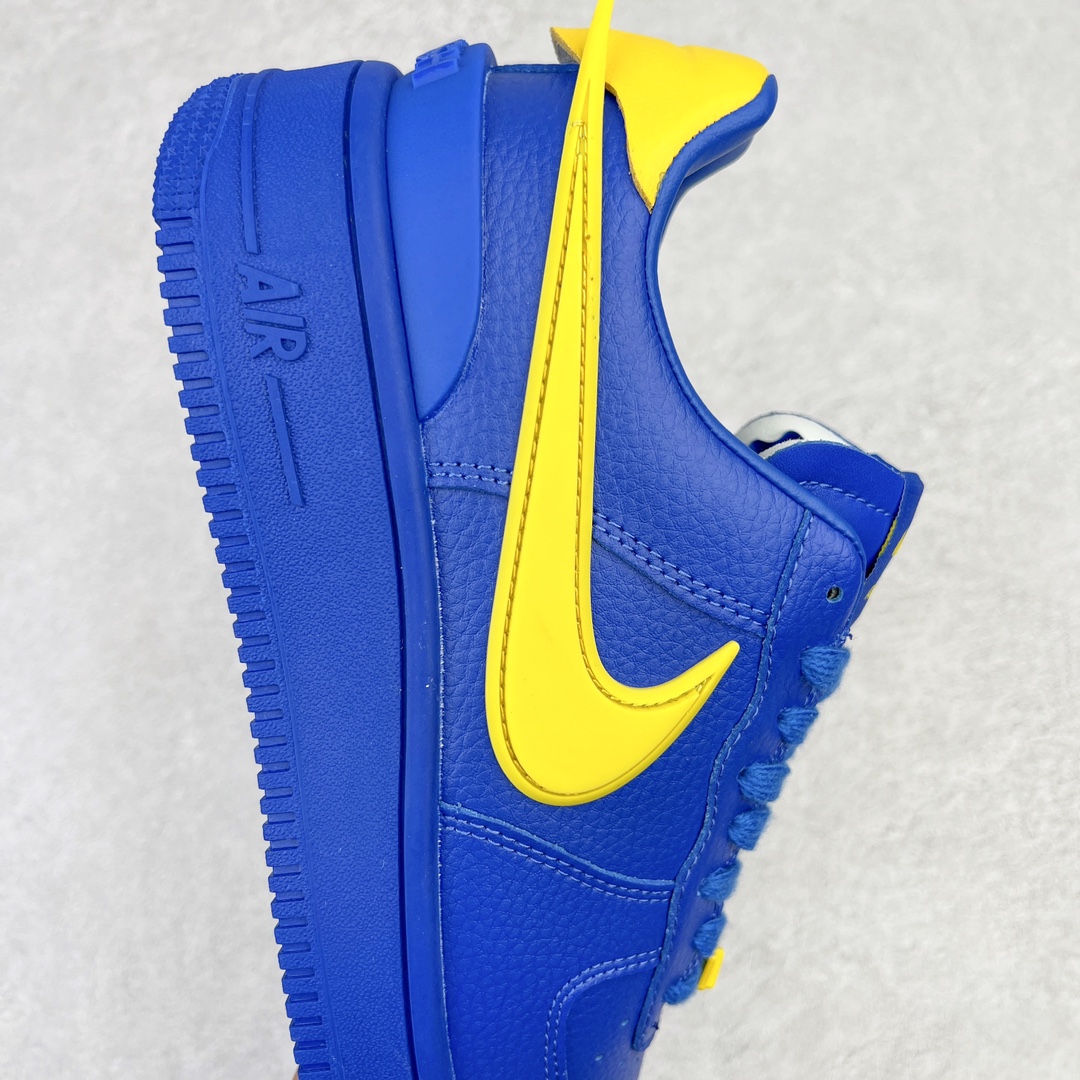图片[6]-＃福利特价 AMBUSH x NK Air Force 1 Low 空军一号宽底版系列低帮百搭休闲运动板鞋 联名大钩 DV3464 在 Yoon Ahn 的职权范围内 AMBUSH 已经确立了自己在日本街头服饰生态系统中的主要地位 同时通过 Air Adjust Force 和一系列 Dunks 的合作帮助 他们最近在美国的东亚印记显着扩大 预计将在这个假期首次亮相 该品牌现在将其人才带入 Air Force 1，这是这两个群体年轻的四年关系中的第一次 除了之前看到的“白/黑”AF1 后者的结构始终采用优质工具 鞋面采用高端滚纹皮革 而 AMBUSH 品牌的鞋跟夹和加长的摩托车尾管 Swooshes 为下面所示的包覆设计注入了个性 相对于标志性的“三重黑”美学 深黑色产品享有上述色调的完全色调处理 除了它的中足格纹和上鞋舌品牌 它用清爽的白色细节和镀铬杜布拉斯照亮了漆黑的整体 “皇家蓝”锚定了从鞋垫到第二套服装不间断鞋底单元的所有东西 而与上述相同的装饰 – 包括鞋跟标签 – 以名义上的黄色阴影结束 尺码：36 36.5 37.5 38 38.5 39 40 40.5 41 42 42.5 43 44 44.5 45-选品中心