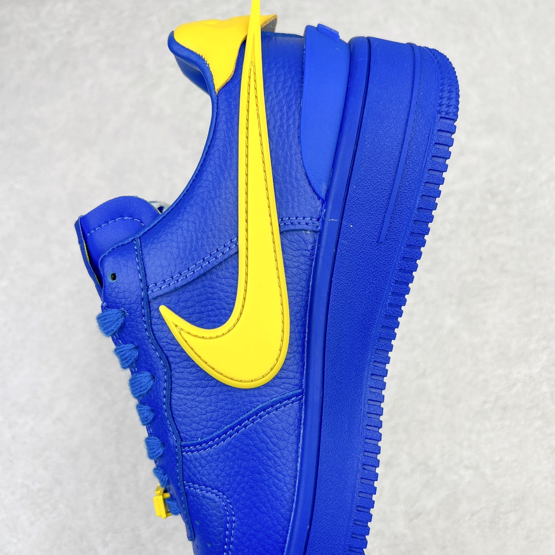 图片[7]-＃福利特价 AMBUSH x NK Air Force 1 Low 空军一号宽底版系列低帮百搭休闲运动板鞋 联名大钩 DV3464 在 Yoon Ahn 的职权范围内 AMBUSH 已经确立了自己在日本街头服饰生态系统中的主要地位 同时通过 Air Adjust Force 和一系列 Dunks 的合作帮助 他们最近在美国的东亚印记显着扩大 预计将在这个假期首次亮相 该品牌现在将其人才带入 Air Force 1，这是这两个群体年轻的四年关系中的第一次 除了之前看到的“白/黑”AF1 后者的结构始终采用优质工具 鞋面采用高端滚纹皮革 而 AMBUSH 品牌的鞋跟夹和加长的摩托车尾管 Swooshes 为下面所示的包覆设计注入了个性 相对于标志性的“三重黑”美学 深黑色产品享有上述色调的完全色调处理 除了它的中足格纹和上鞋舌品牌 它用清爽的白色细节和镀铬杜布拉斯照亮了漆黑的整体 “皇家蓝”锚定了从鞋垫到第二套服装不间断鞋底单元的所有东西 而与上述相同的装饰 – 包括鞋跟标签 – 以名义上的黄色阴影结束 尺码：36 36.5 37.5 38 38.5 39 40 40.5 41 42 42.5 43 44 44.5 45-选品中心