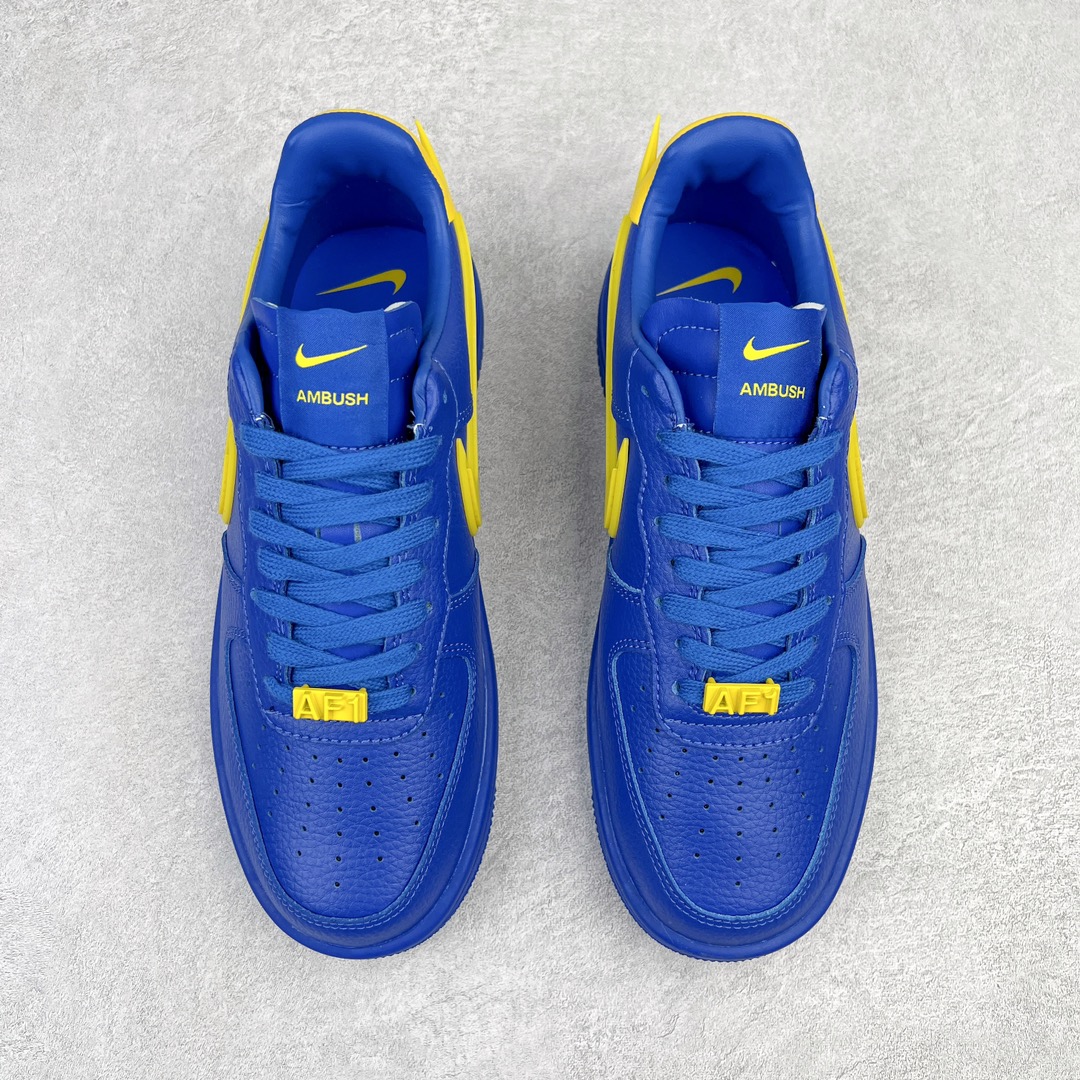 图片[2]-＃福利特价 AMBUSH x NK Air Force 1 Low 空军一号宽底版系列低帮百搭休闲运动板鞋 联名大钩 DV3464 在 Yoon Ahn 的职权范围内 AMBUSH 已经确立了自己在日本街头服饰生态系统中的主要地位 同时通过 Air Adjust Force 和一系列 Dunks 的合作帮助 他们最近在美国的东亚印记显着扩大 预计将在这个假期首次亮相 该品牌现在将其人才带入 Air Force 1，这是这两个群体年轻的四年关系中的第一次 除了之前看到的“白/黑”AF1 后者的结构始终采用优质工具 鞋面采用高端滚纹皮革 而 AMBUSH 品牌的鞋跟夹和加长的摩托车尾管 Swooshes 为下面所示的包覆设计注入了个性 相对于标志性的“三重黑”美学 深黑色产品享有上述色调的完全色调处理 除了它的中足格纹和上鞋舌品牌 它用清爽的白色细节和镀铬杜布拉斯照亮了漆黑的整体 “皇家蓝”锚定了从鞋垫到第二套服装不间断鞋底单元的所有东西 而与上述相同的装饰 – 包括鞋跟标签 – 以名义上的黄色阴影结束 尺码：36 36.5 37.5 38 38.5 39 40 40.5 41 42 42.5 43 44 44.5 45-选品中心