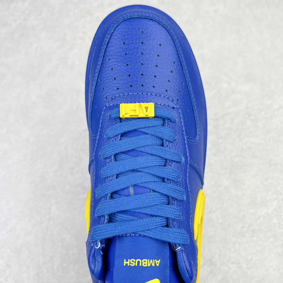 图片[4]-＃福利特价 AMBUSH x NK Air Force 1 Low 空军一号宽底版系列低帮百搭休闲运动板鞋 联名大钩 DV3464 在 Yoon Ahn 的职权范围内 AMBUSH 已经确立了自己在日本街头服饰生态系统中的主要地位 同时通过 Air Adjust Force 和一系列 Dunks 的合作帮助 他们最近在美国的东亚印记显着扩大 预计将在这个假期首次亮相 该品牌现在将其人才带入 Air Force 1，这是这两个群体年轻的四年关系中的第一次 除了之前看到的“白/黑”AF1 后者的结构始终采用优质工具 鞋面采用高端滚纹皮革 而 AMBUSH 品牌的鞋跟夹和加长的摩托车尾管 Swooshes 为下面所示的包覆设计注入了个性 相对于标志性的“三重黑”美学 深黑色产品享有上述色调的完全色调处理 除了它的中足格纹和上鞋舌品牌 它用清爽的白色细节和镀铬杜布拉斯照亮了漆黑的整体 “皇家蓝”锚定了从鞋垫到第二套服装不间断鞋底单元的所有东西 而与上述相同的装饰 – 包括鞋跟标签 – 以名义上的黄色阴影结束 尺码：36 36.5 37.5 38 38.5 39 40 40.5 41 42 42.5 43 44 44.5 45-选品中心
