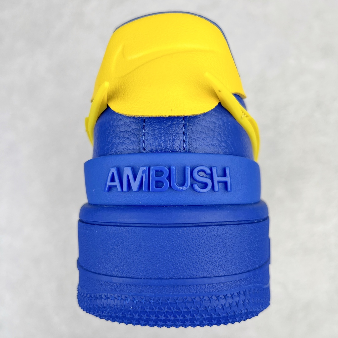 图片[8]-＃福利特价 AMBUSH x NK Air Force 1 Low 空军一号宽底版系列低帮百搭休闲运动板鞋 联名大钩 DV3464 在 Yoon Ahn 的职权范围内 AMBUSH 已经确立了自己在日本街头服饰生态系统中的主要地位 同时通过 Air Adjust Force 和一系列 Dunks 的合作帮助 他们最近在美国的东亚印记显着扩大 预计将在这个假期首次亮相 该品牌现在将其人才带入 Air Force 1，这是这两个群体年轻的四年关系中的第一次 除了之前看到的“白/黑”AF1 后者的结构始终采用优质工具 鞋面采用高端滚纹皮革 而 AMBUSH 品牌的鞋跟夹和加长的摩托车尾管 Swooshes 为下面所示的包覆设计注入了个性 相对于标志性的“三重黑”美学 深黑色产品享有上述色调的完全色调处理 除了它的中足格纹和上鞋舌品牌 它用清爽的白色细节和镀铬杜布拉斯照亮了漆黑的整体 “皇家蓝”锚定了从鞋垫到第二套服装不间断鞋底单元的所有东西 而与上述相同的装饰 – 包括鞋跟标签 – 以名义上的黄色阴影结束 尺码：36 36.5 37.5 38 38.5 39 40 40.5 41 42 42.5 43 44 44.5 45-选品中心