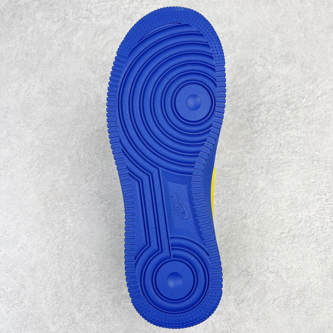 图片[9]-＃福利特价 AMBUSH x NK Air Force 1 Low 空军一号宽底版系列低帮百搭休闲运动板鞋 联名大钩 DV3464 在 Yoon Ahn 的职权范围内 AMBUSH 已经确立了自己在日本街头服饰生态系统中的主要地位 同时通过 Air Adjust Force 和一系列 Dunks 的合作帮助 他们最近在美国的东亚印记显着扩大 预计将在这个假期首次亮相 该品牌现在将其人才带入 Air Force 1，这是这两个群体年轻的四年关系中的第一次 除了之前看到的“白/黑”AF1 后者的结构始终采用优质工具 鞋面采用高端滚纹皮革 而 AMBUSH 品牌的鞋跟夹和加长的摩托车尾管 Swooshes 为下面所示的包覆设计注入了个性 相对于标志性的“三重黑”美学 深黑色产品享有上述色调的完全色调处理 除了它的中足格纹和上鞋舌品牌 它用清爽的白色细节和镀铬杜布拉斯照亮了漆黑的整体 “皇家蓝”锚定了从鞋垫到第二套服装不间断鞋底单元的所有东西 而与上述相同的装饰 – 包括鞋跟标签 – 以名义上的黄色阴影结束 尺码：36 36.5 37.5 38 38.5 39 40 40.5 41 42 42.5 43 44 44.5 45-选品中心