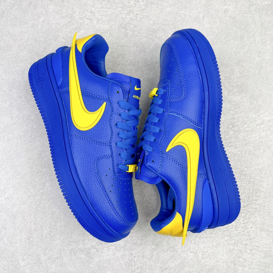图片[3]-＃福利特价 AMBUSH x NK Air Force 1 Low 空军一号宽底版系列低帮百搭休闲运动板鞋 联名大钩 DV3464 在 Yoon Ahn 的职权范围内 AMBUSH 已经确立了自己在日本街头服饰生态系统中的主要地位 同时通过 Air Adjust Force 和一系列 Dunks 的合作帮助 他们最近在美国的东亚印记显着扩大 预计将在这个假期首次亮相 该品牌现在将其人才带入 Air Force 1，这是这两个群体年轻的四年关系中的第一次 除了之前看到的“白/黑”AF1 后者的结构始终采用优质工具 鞋面采用高端滚纹皮革 而 AMBUSH 品牌的鞋跟夹和加长的摩托车尾管 Swooshes 为下面所示的包覆设计注入了个性 相对于标志性的“三重黑”美学 深黑色产品享有上述色调的完全色调处理 除了它的中足格纹和上鞋舌品牌 它用清爽的白色细节和镀铬杜布拉斯照亮了漆黑的整体 “皇家蓝”锚定了从鞋垫到第二套服装不间断鞋底单元的所有东西 而与上述相同的装饰 – 包括鞋跟标签 – 以名义上的黄色阴影结束 尺码：36 36.5 37.5 38 38.5 39 40 40.5 41 42 42.5 43 44 44.5 45-选品中心