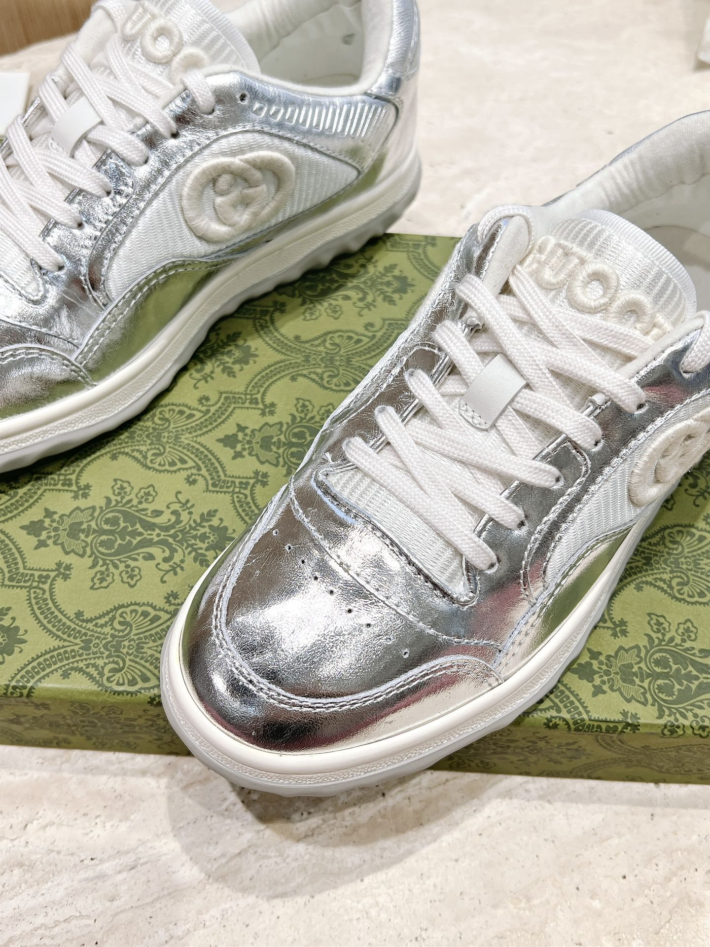 Gucci Gucchi P7000 and 725: Explosive RUN Series Sneakers with Unique Design - 图片 7