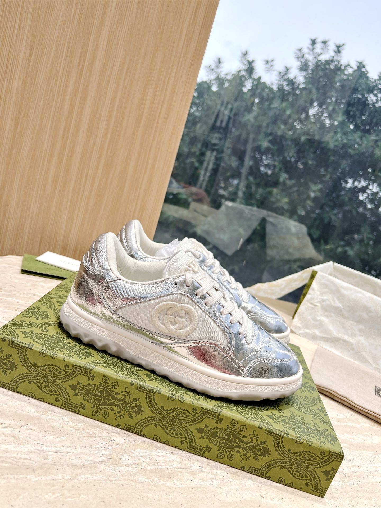 Gucci Gucchi P7000 and 725: Explosive RUN Series Sneakers with Unique Design
