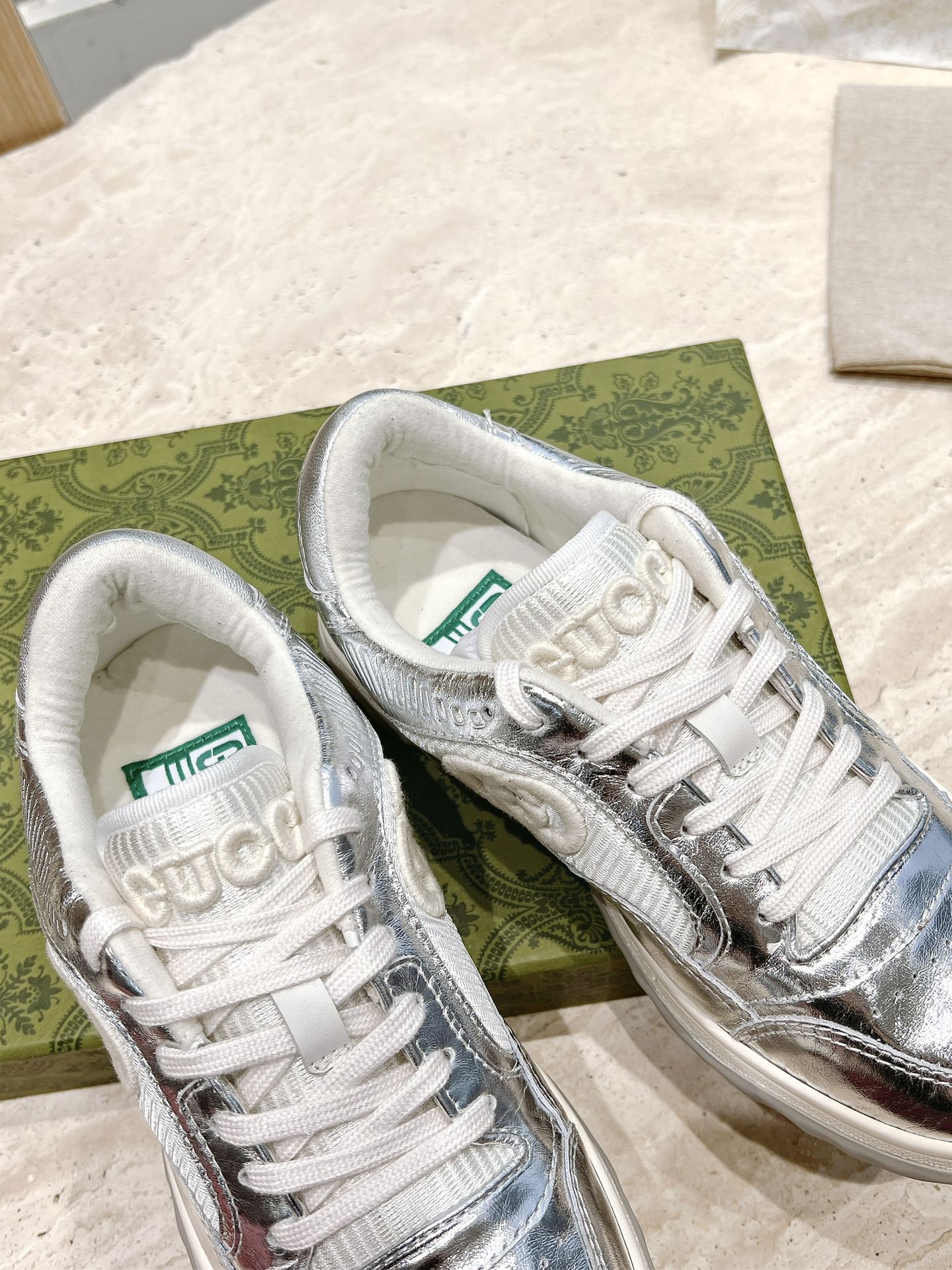 Gucci Gucchi P7000 and 725: Explosive RUN Series Sneakers with Unique Design - 图片 8