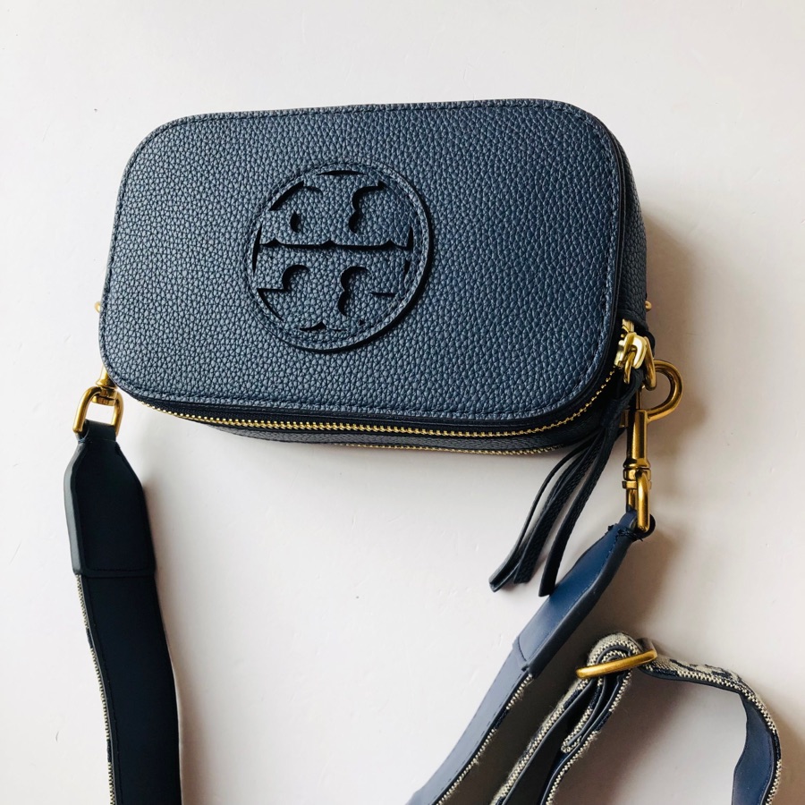 Tory Burch 这是蓝色 ，蓝色是宽肩带