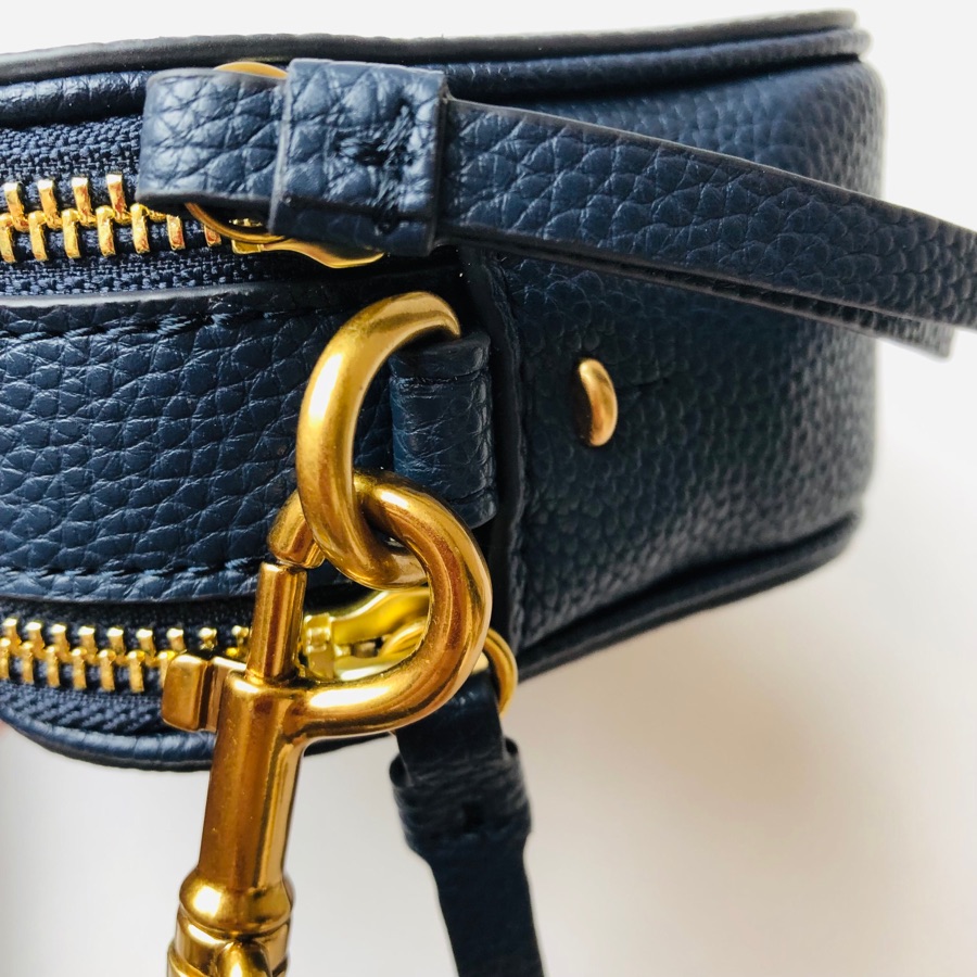 Tory Burch 这是蓝色 ，蓝色是宽肩带