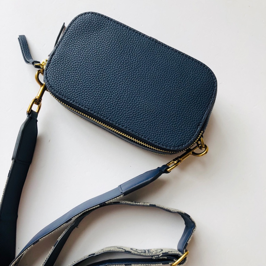 Tory Burch 这是蓝色 ，蓝色是宽肩带