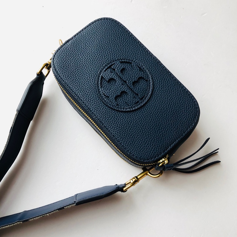 Tory Burch 这是蓝色 ，蓝色是宽肩带