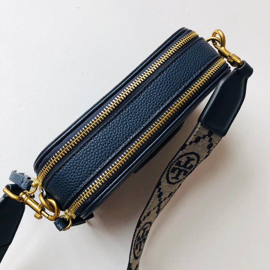 Tory Burch 这是蓝色 ，蓝色是宽肩带