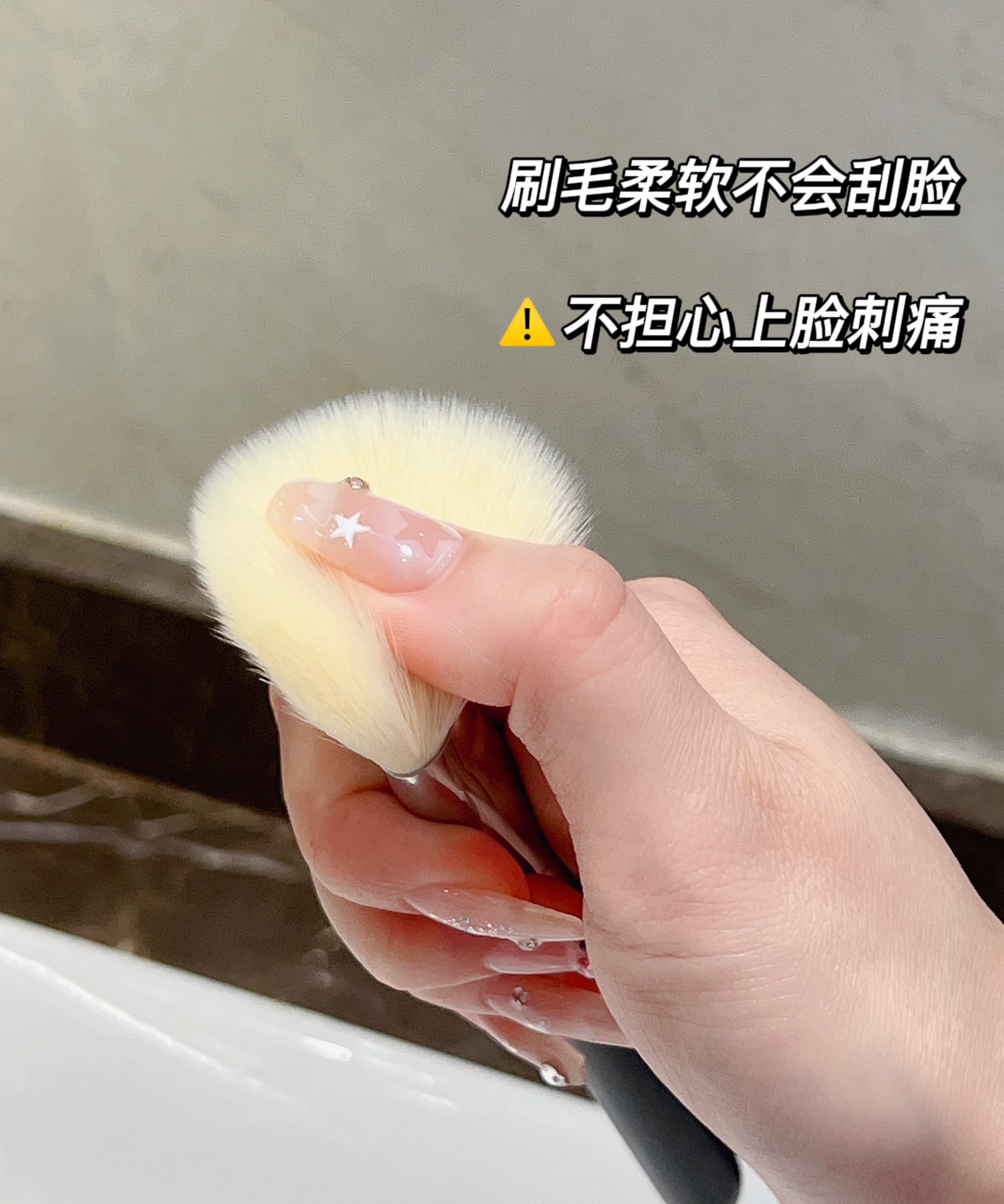妆容的重点就是一套🐮🍺的工具➕手法,那么最重要的肯定也是一套非常优秀的工具啦~迪奥这套化妆刷属于新手狂喜系列的,四把刷子都很实用 6