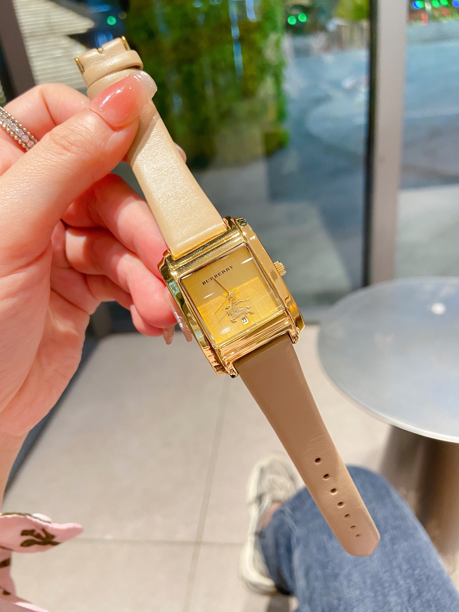 ❤️250包邮/原单代购级别
新款独家发售💖巴宝莉 Burberry 英伦风。是彰显女士品味的一个好“名片”。佩戴一款适合自己的手表是很重要的社交搭配。burberry手表不仅可以增加那人的时尚魅力与气质,彰显品质的生活,进口石英机芯,小牛皮搭配原装针扣。相信时尚女人不会错过,你值得拥有,尺寸25mm