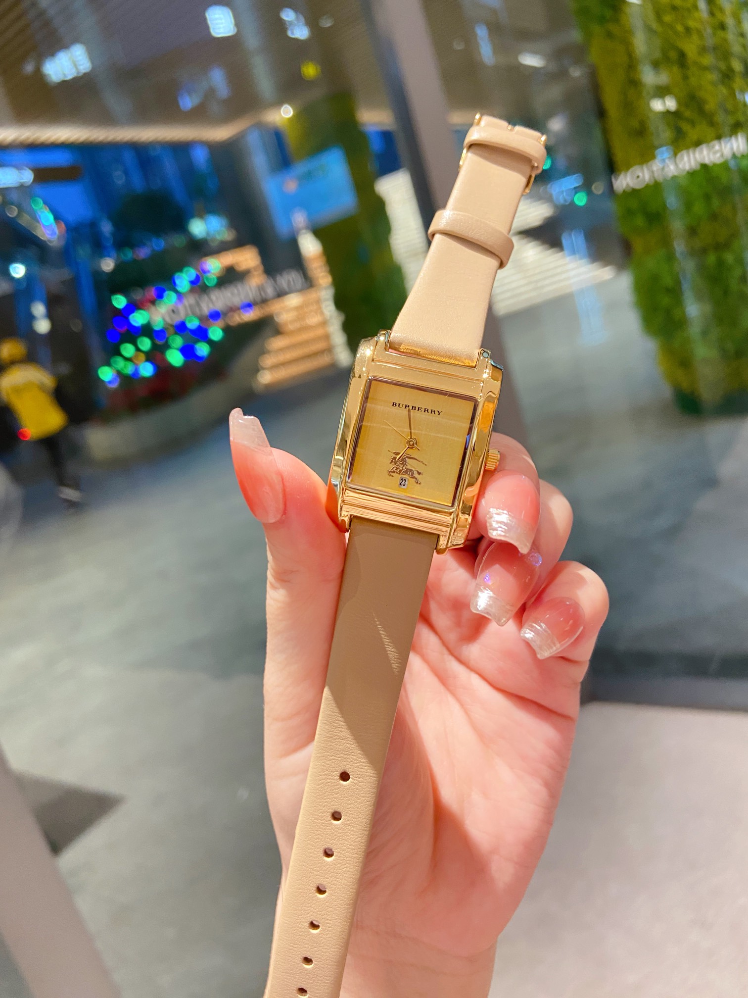 ❤️250包邮/原单代购级别
新款独家发售💖巴宝莉 Burberry 英伦风。是彰显女士品味的一个好“名片”。佩戴一款适合自己的手表是很重要的社交搭配。burberry手表不仅可以增加那人的时尚魅力与气质,彰显品质的生活,进口石英机芯,小牛皮搭配原装针扣。相信时尚女人不会错过,你值得拥有,尺寸25mm