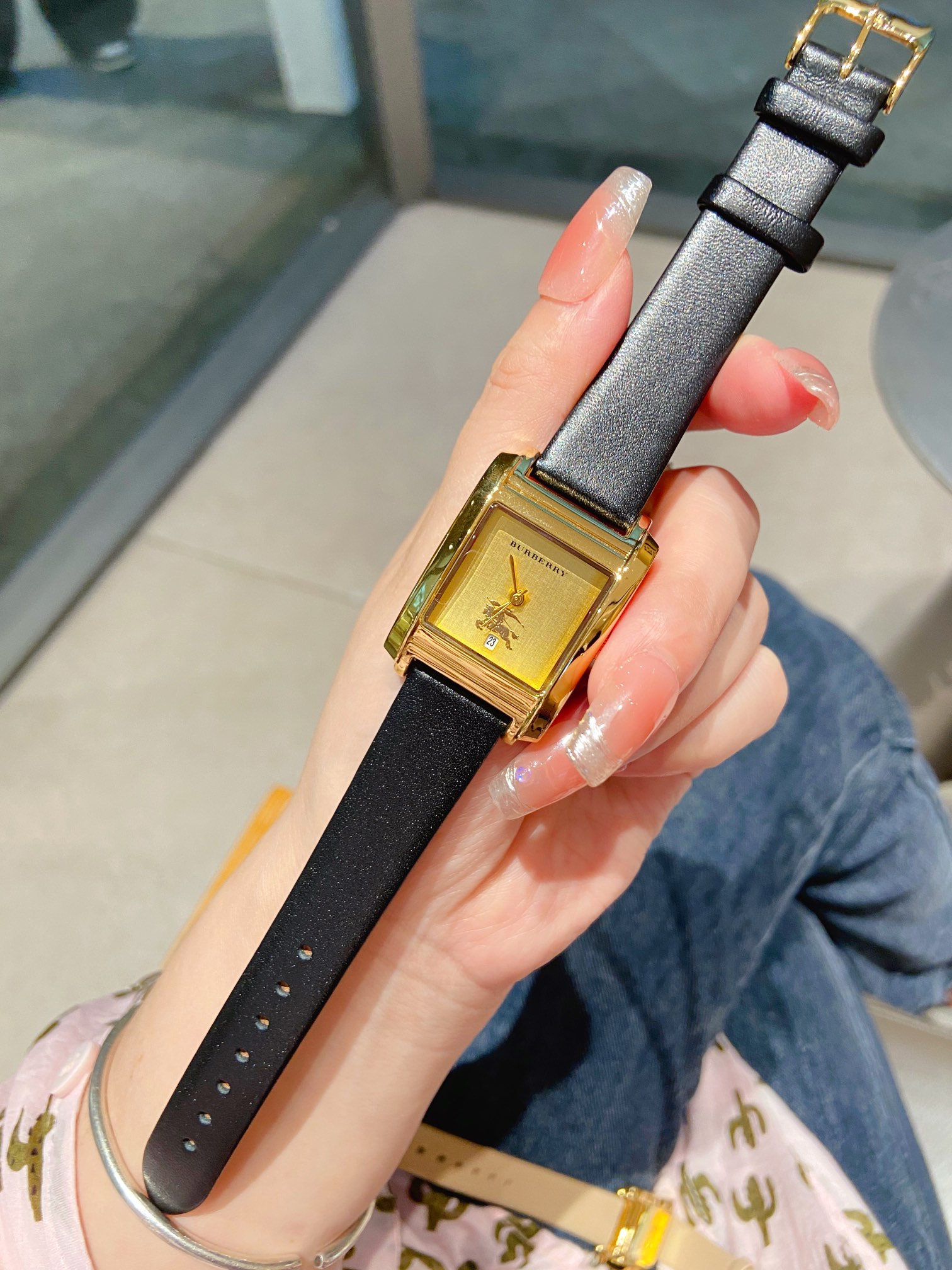 ❤️250包邮/原单代购级别
新款独家发售💖巴宝莉 Burberry 英伦风。是彰显女士品味的一个好“名片”。佩戴一款适合自己的手表是很重要的社交搭配。burberry手表不仅可以增加那人的时尚魅力与气质,彰显品质的生活,进口石英机芯,小牛皮搭配原装针扣。相信时尚女人不会错过,你值得拥有,尺寸25mm