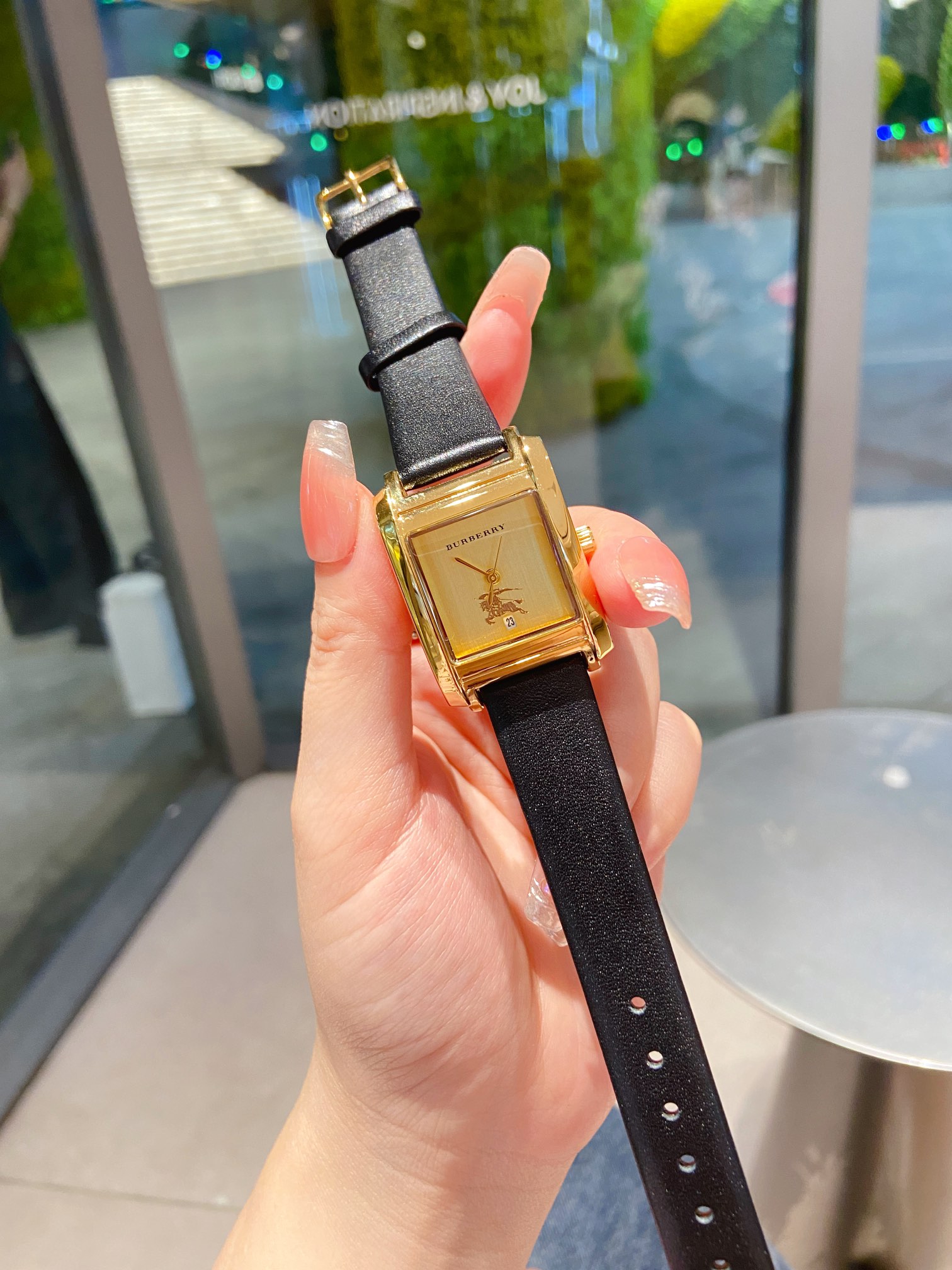 ❤️250包邮/原单代购级别
新款独家发售💖巴宝莉 Burberry 英伦风。是彰显女士品味的一个好“名片”。佩戴一款适合自己的手表是很重要的社交搭配。burberry手表不仅可以增加那人的时尚魅力与气质,彰显品质的生活,进口石英机芯,小牛皮搭配原装针扣。相信时尚女人不会错过,你值得拥有,尺寸25mm