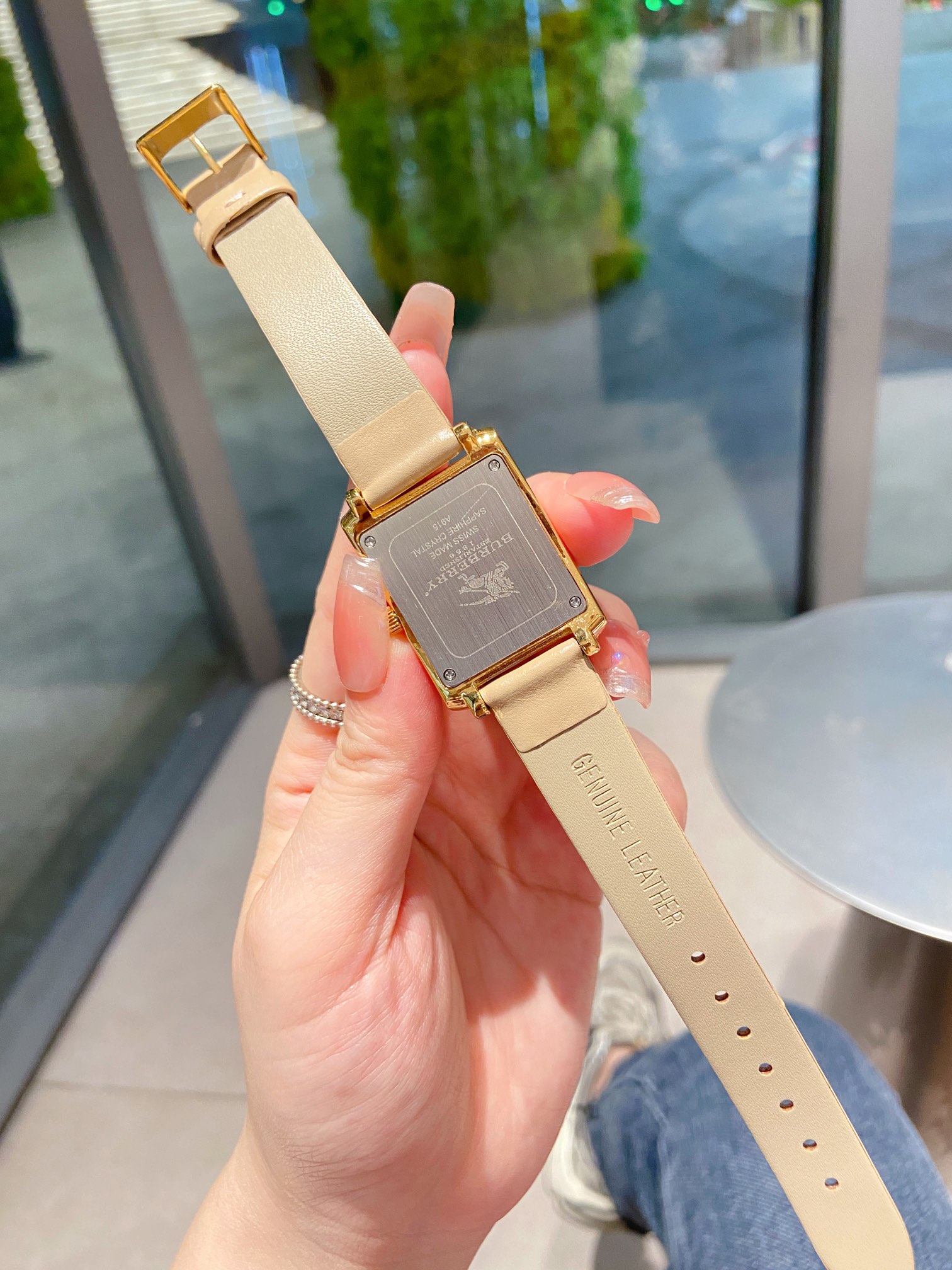❤️250包邮/原单代购级别
新款独家发售💖巴宝莉 Burberry 英伦风。是彰显女士品味的一个好“名片”。佩戴一款适合自己的手表是很重要的社交搭配。burberry手表不仅可以增加那人的时尚魅力与气质,彰显品质的生活,进口石英机芯,小牛皮搭配原装针扣。相信时尚女人不会错过,你值得拥有,尺寸25mm