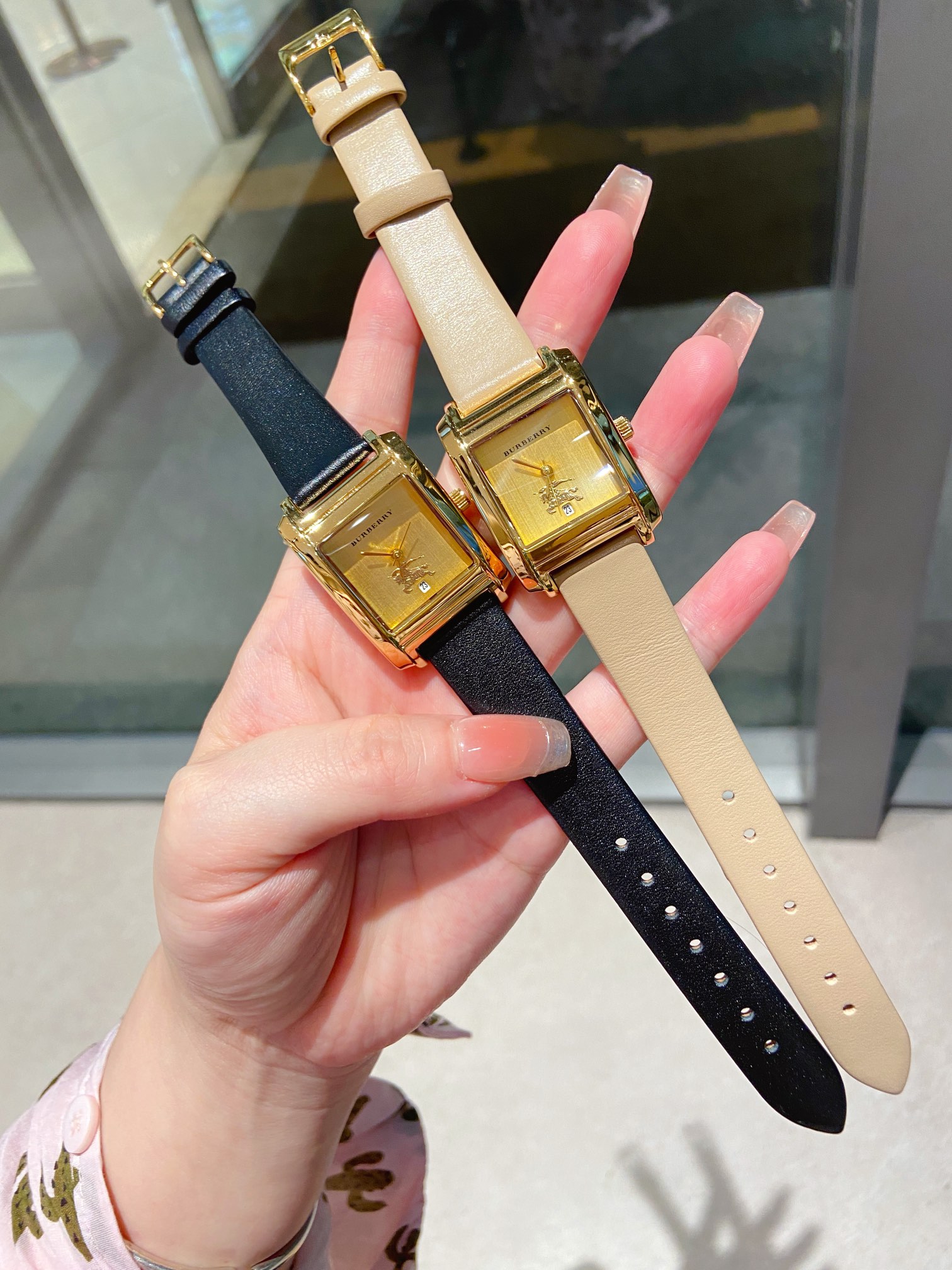 ❤️250包邮/原单代购级别
新款独家发售💖巴宝莉 Burberry 英伦风。是彰显女士品味的一个好“名片”。佩戴一款适合自己的手表是很重要的社交搭配。burberry手表不仅可以增加那人的时尚魅力与气质,彰显品质的生活,进口石英机芯,小牛皮搭配原装针扣。相信时尚女人不会错过,你值得拥有,尺寸25mm