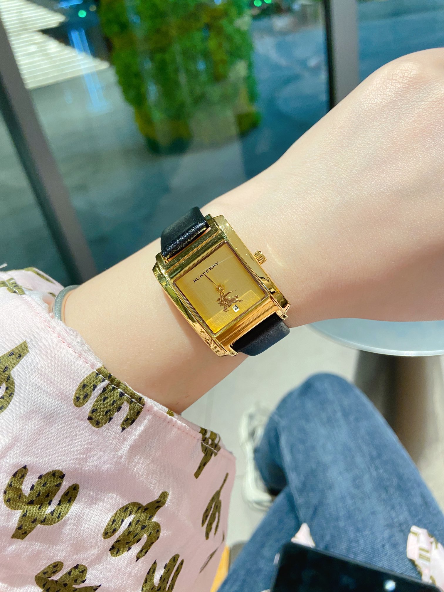 ❤️250包邮/原单代购级别
新款独家发售💖巴宝莉 Burberry 英伦风。是彰显女士品味的一个好“名片”。佩戴一款适合自己的手表是很重要的社交搭配。burberry手表不仅可以增加那人的时尚魅力与气质,彰显品质的生活,进口石英机芯,小牛皮搭配原装针扣。相信时尚女人不会错过,你值得拥有,尺寸25mm