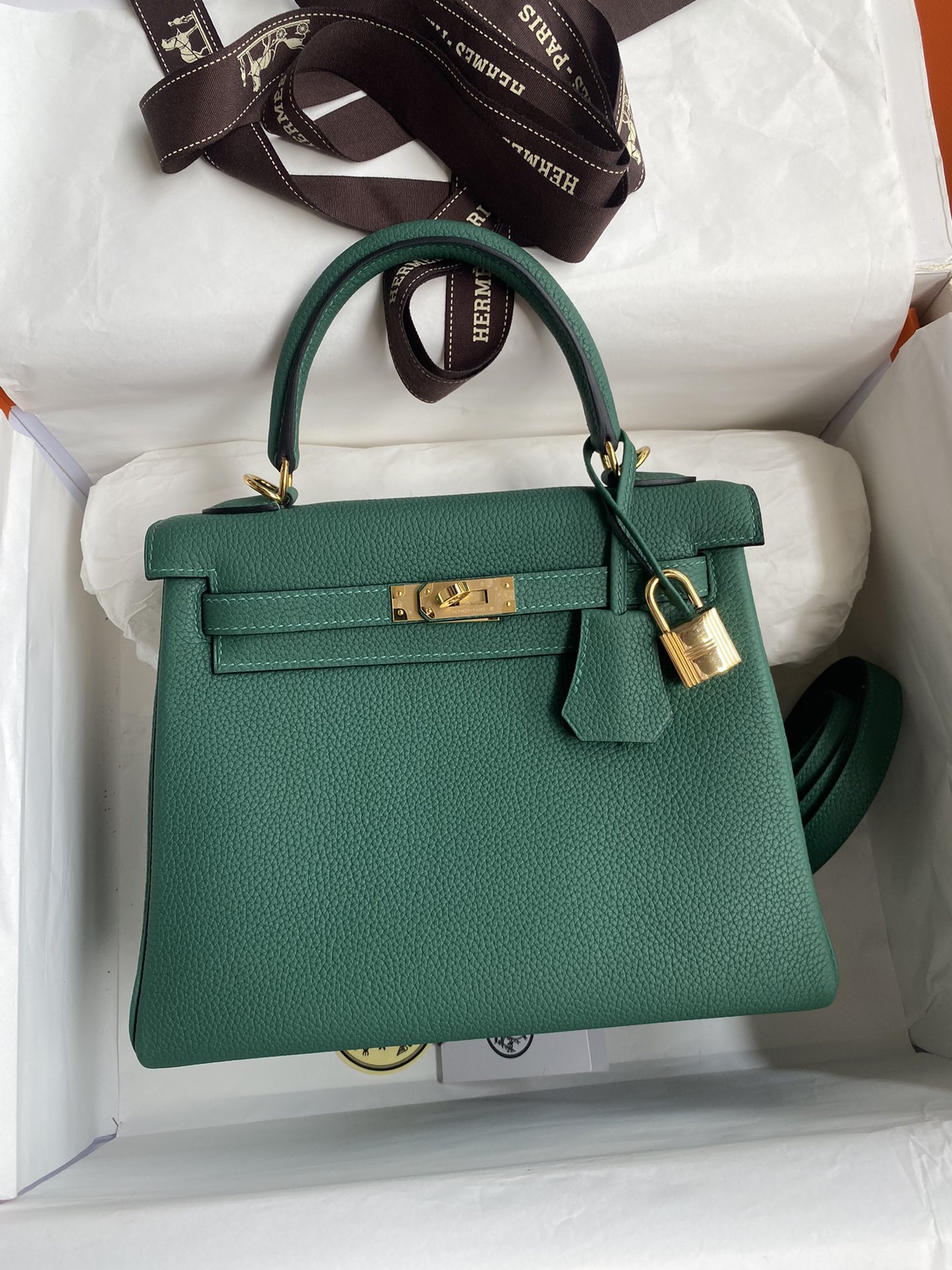 Kelly 25cm piel Togo importada, verde bosque, dorado