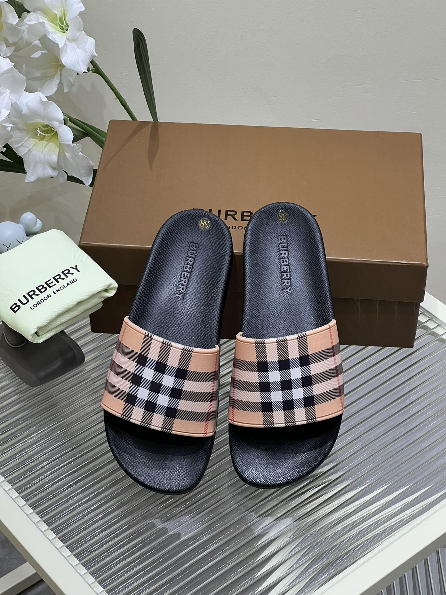 P150🌈 Toma real exclusiva (versión superior) 2023ss nuevo color Mostrador Burberry nuevas zapatillas de pare…