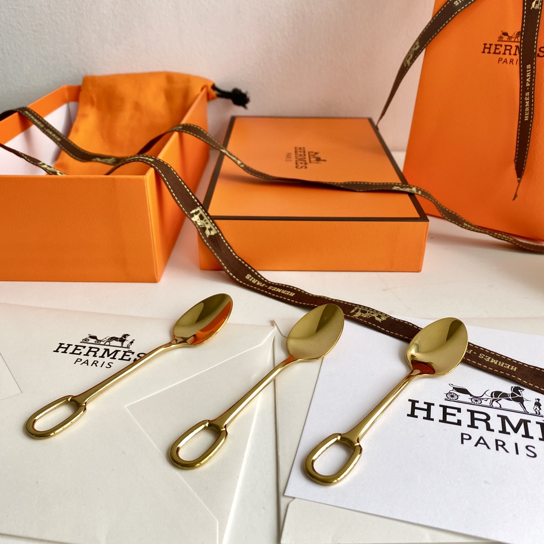 Combining refined, rustic aesthetics with a high-shine mirror finish, th - Home&Textlile 2
