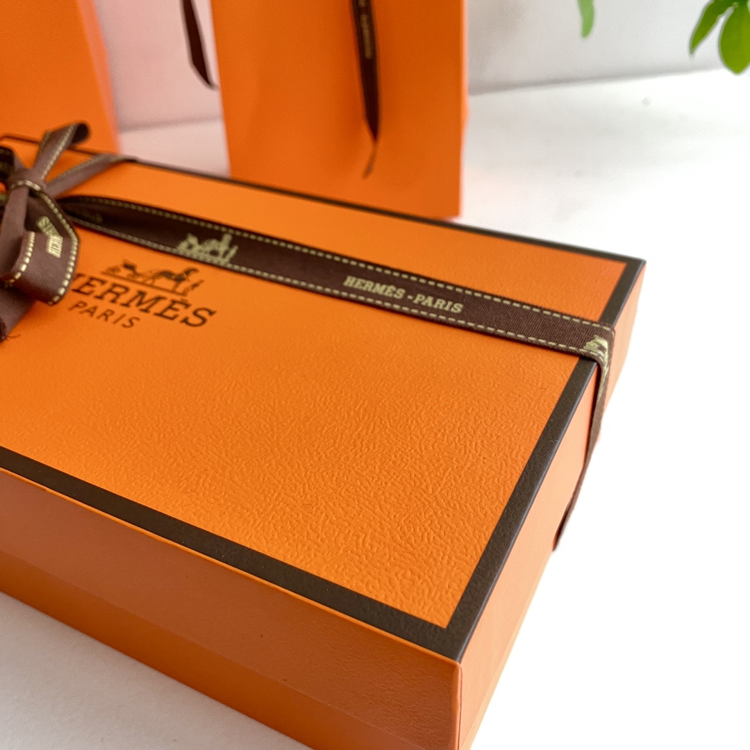 Includes a dust bag, gift card, and shopping bag, presented ready for - Bag 2