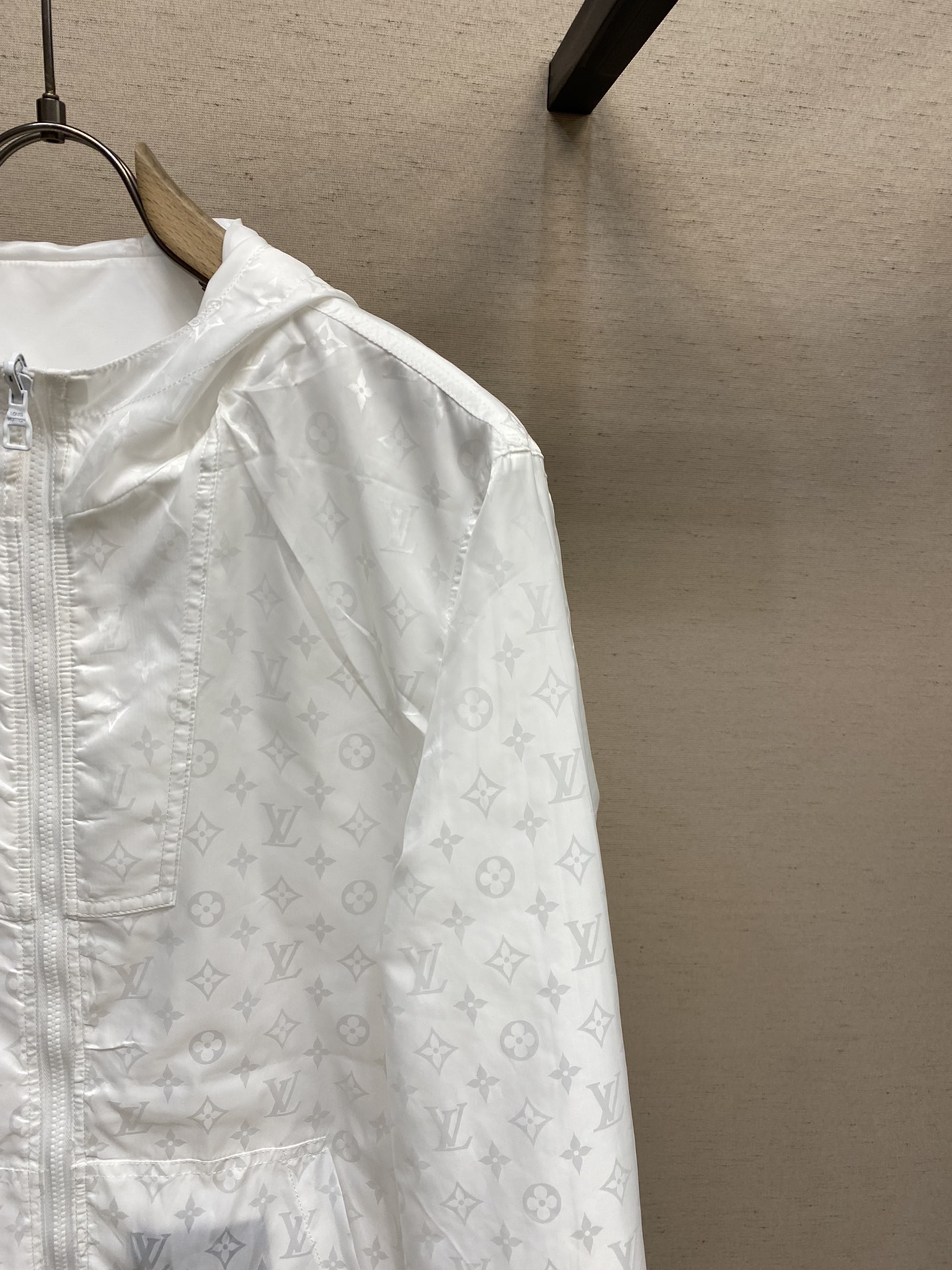 Louis Vuitton 2025SS White Windbreaker Jacket, Premium Quality, Breathable 5 i1682326280 4489 8