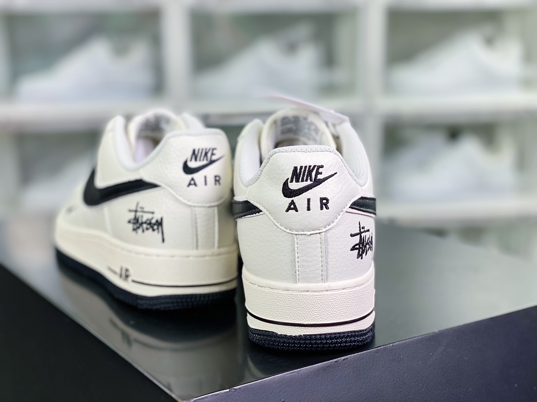240  Air Force 1′07”Beige/Black”空军一号经典低帮百搭休闲运动板鞋“米白黑斯图西刺绣小钩”AE1686-101