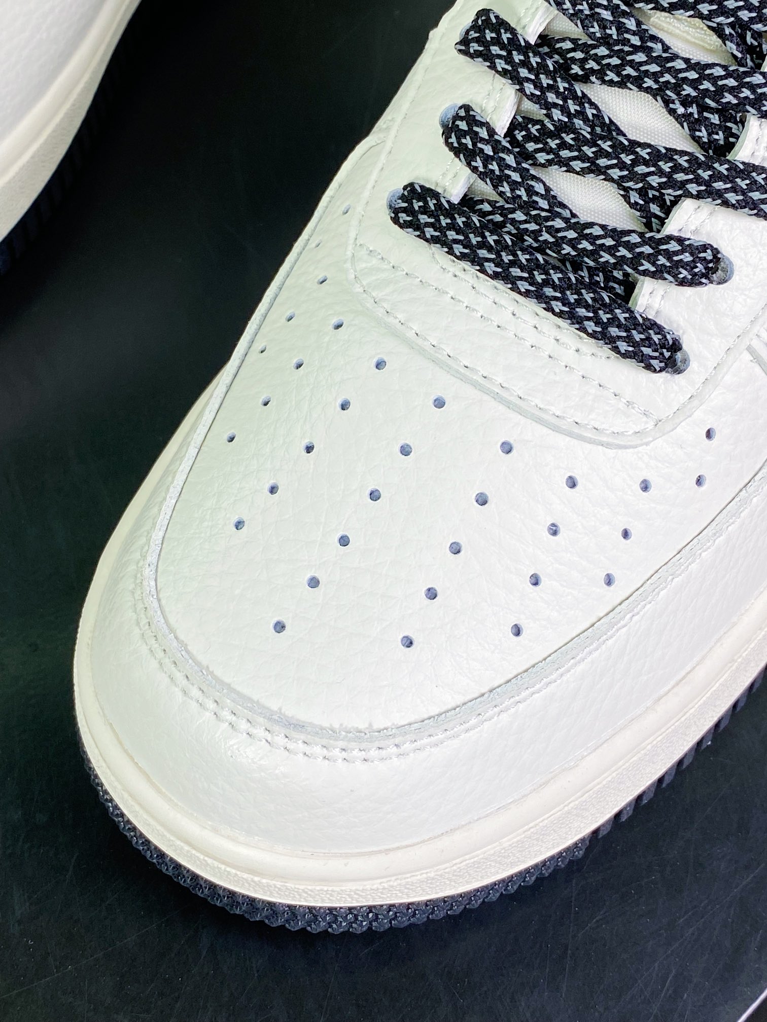 240  Air Force 1′07”Beige/Black”空军一号经典低帮百搭休闲运动板鞋“米白黑斯图西刺绣小钩”AE1686-101
