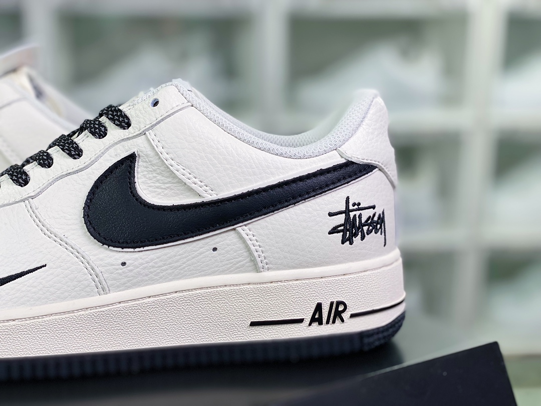 240  Air Force 1′07”Beige/Black”空军一号经典低帮百搭休闲运动板鞋“米白黑斯图西刺绣小钩”AE1686-101