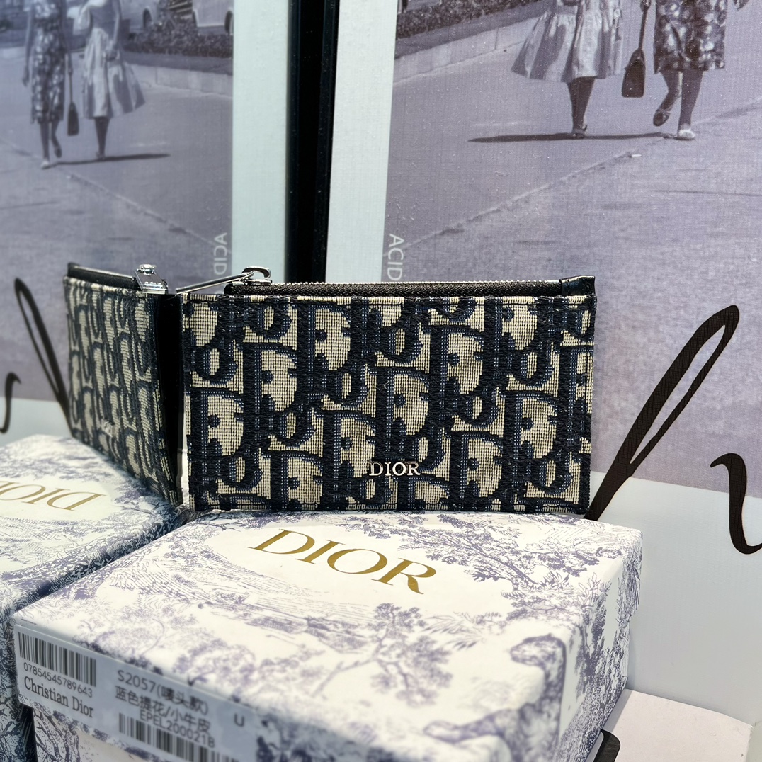 NO:672418,CThis zippered card holder is an elegant and classic item. It is carefully made of blue Oblique printed fabric and decorated with black grained cow leather and DIOR logo. It has a zipper compartment on the top and four card slots on the back. It is compact and practical and easy to carry every day. Size 13.2x7.5, Dior wallet, dior, wallets, cowhide19860909C这款拉链卡夹是一款高雅经典的单品.采用蓝色Oblique印花面料精心制作,饰以黑色粒面牛皮革和DIOR标志.顶部设有拉链隔层,背面设有四个卡槽.精巧实用,方便日常携带. 尺寸13.2x7.5,Dior钱包,dior,wallets,cowhide,欧美剧